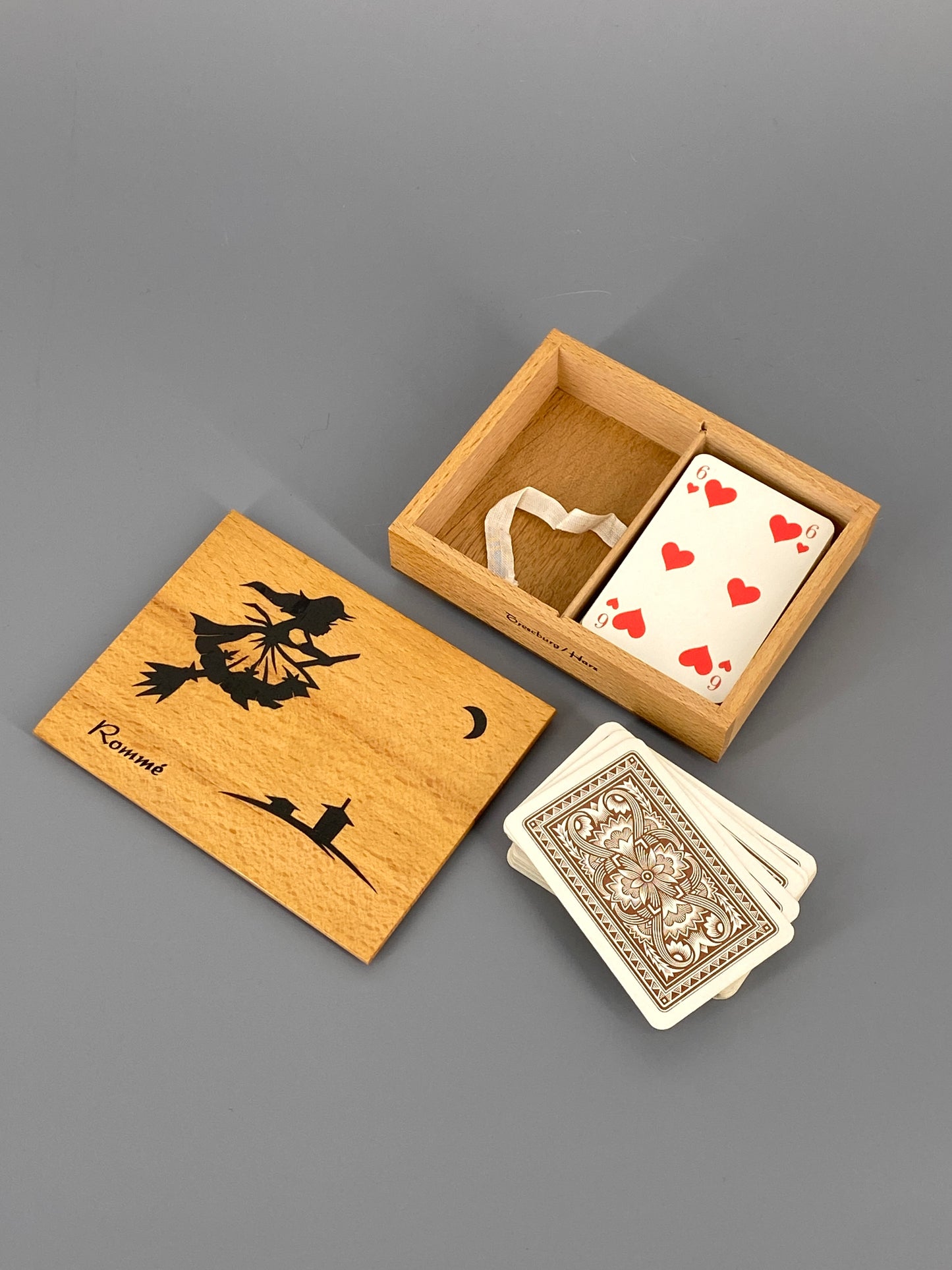 Spielkartenbox aus Holz mit Rommé Karten, Harz