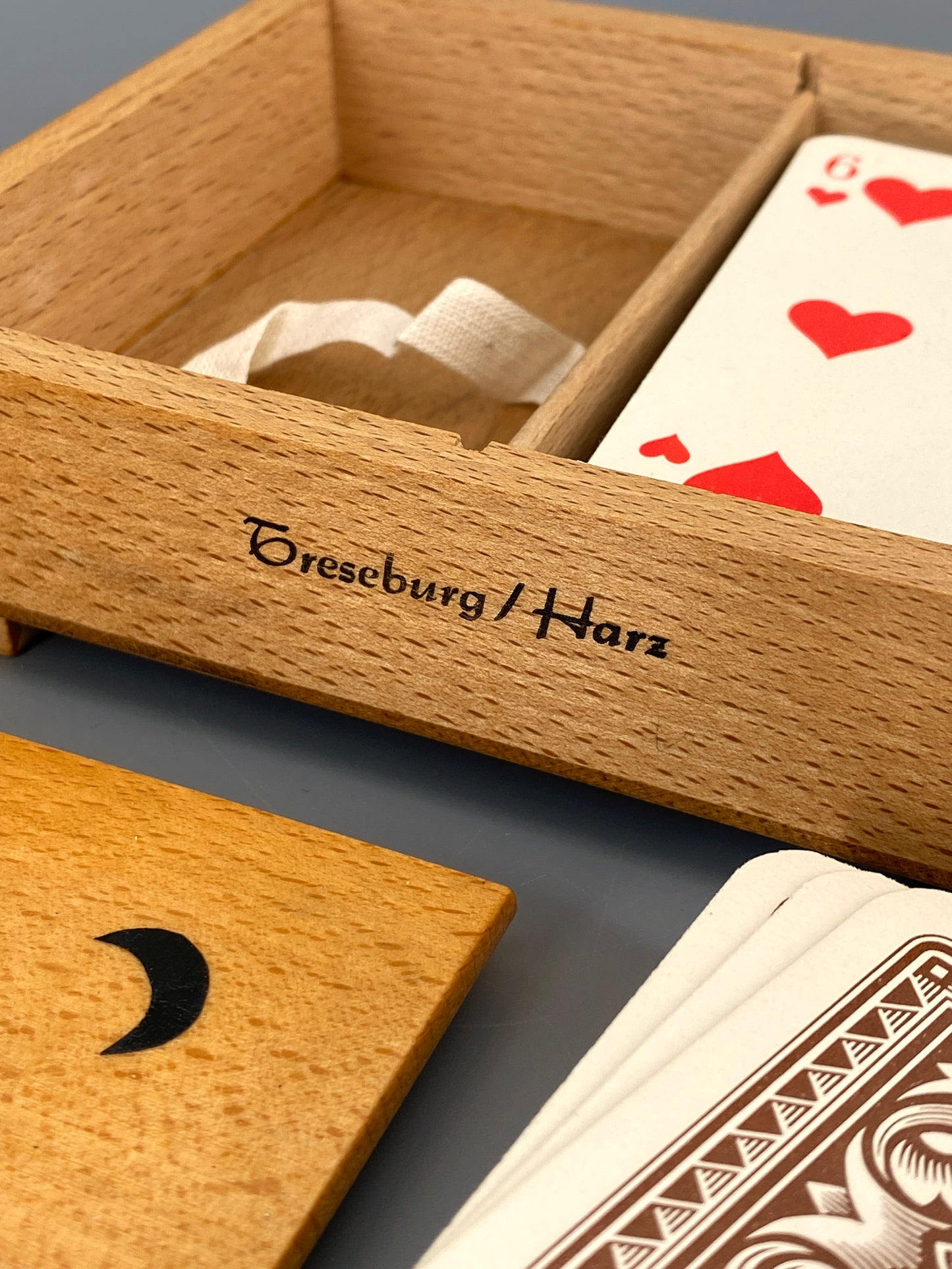 Spielkartenbox aus Holz mit Rommé Karten, Harz