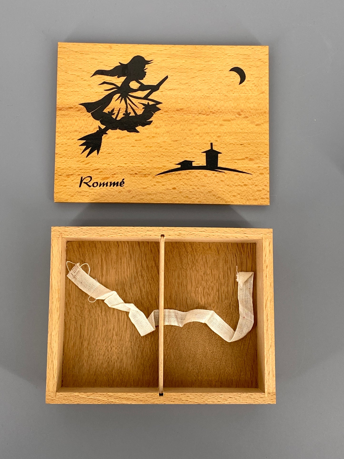 Spielkartenbox aus Holz mit Rommé Karten, Harz