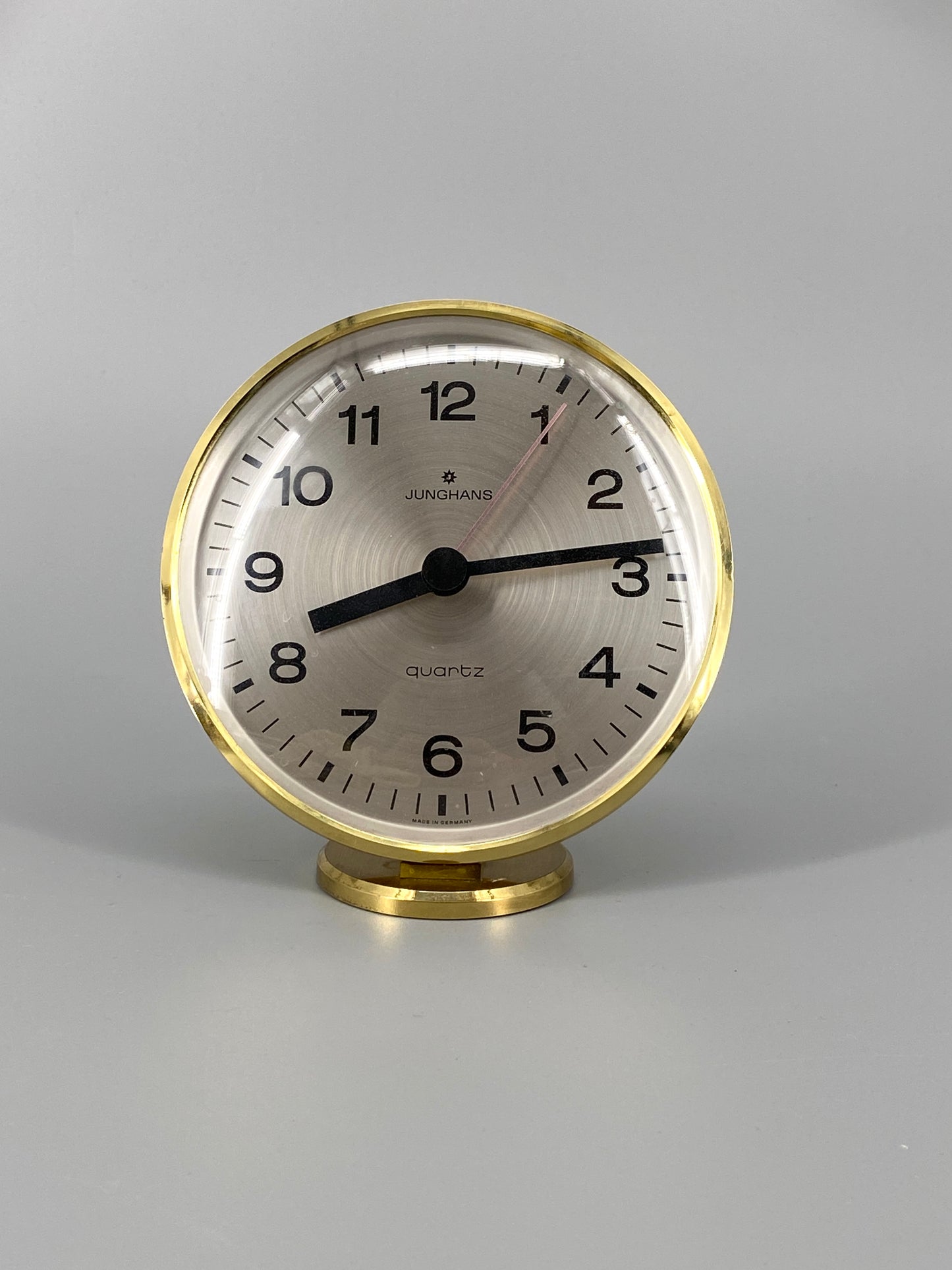 goldene, runde Tischuhr von Junghans, Quartz Uhrwerk, 70er