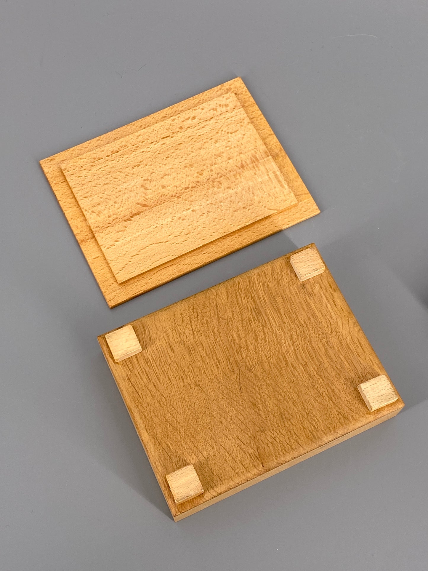 Spielkartenbox aus Holz mit Rommé Karten, Harz