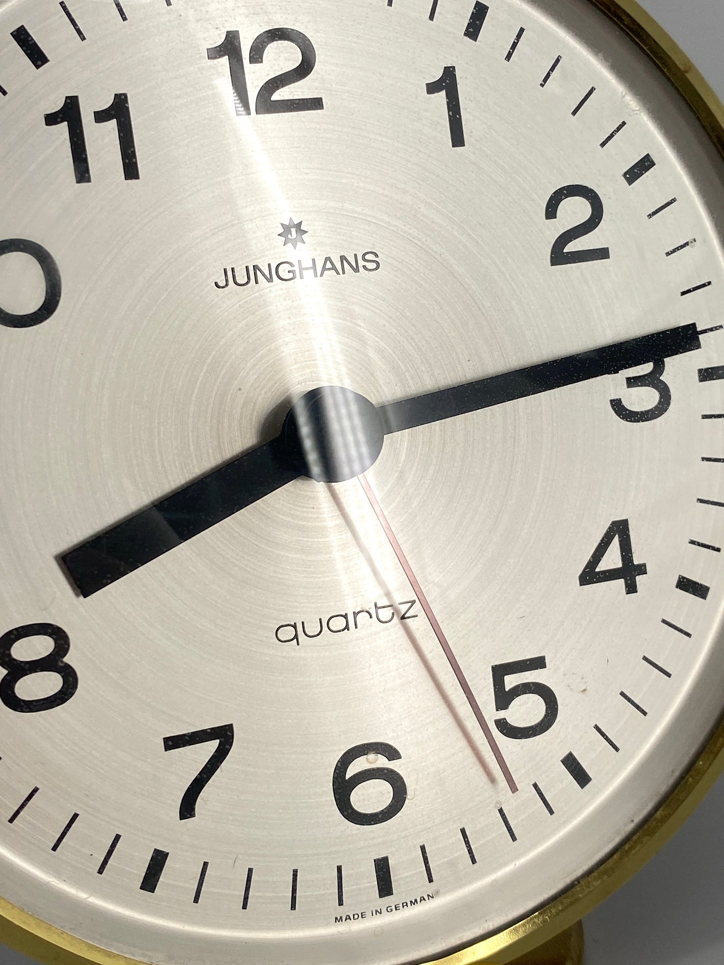 goldene, runde Tischuhr von Junghans, Quartz Uhrwerk, 70er