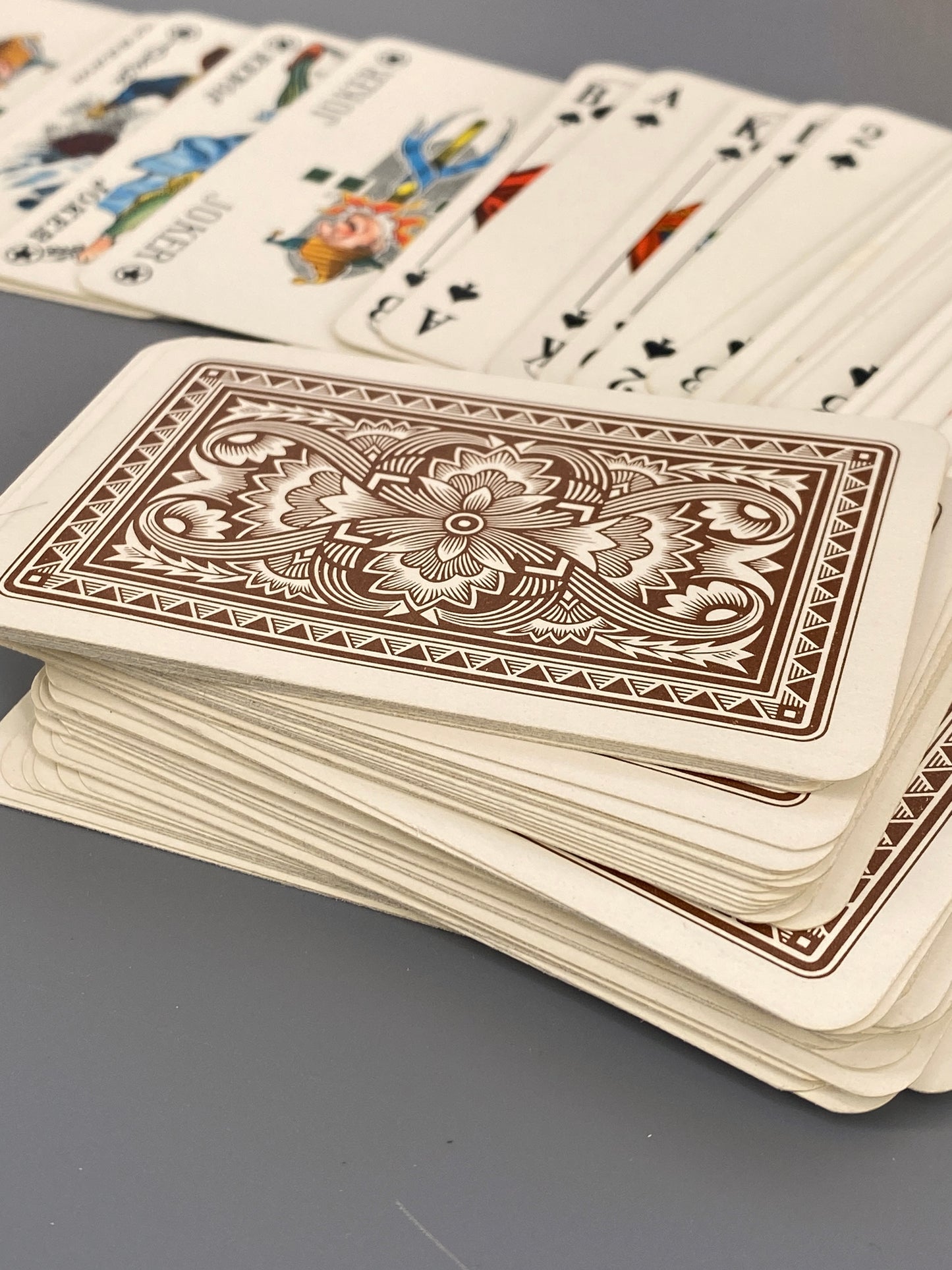 Spielkartenbox aus Holz mit Rommé Karten, Harz