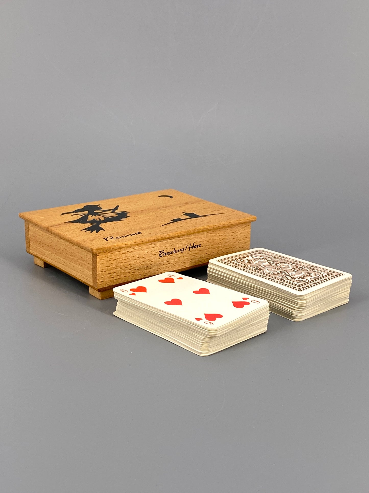 Spielkartenbox aus Holz mit Rommé Karten, Harz