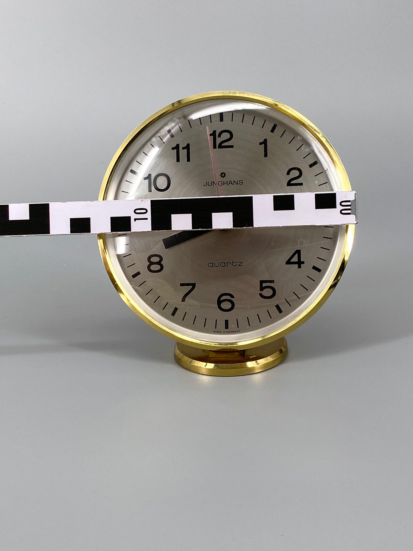goldene, runde Tischuhr von Junghans, Quartz Uhrwerk, 70er