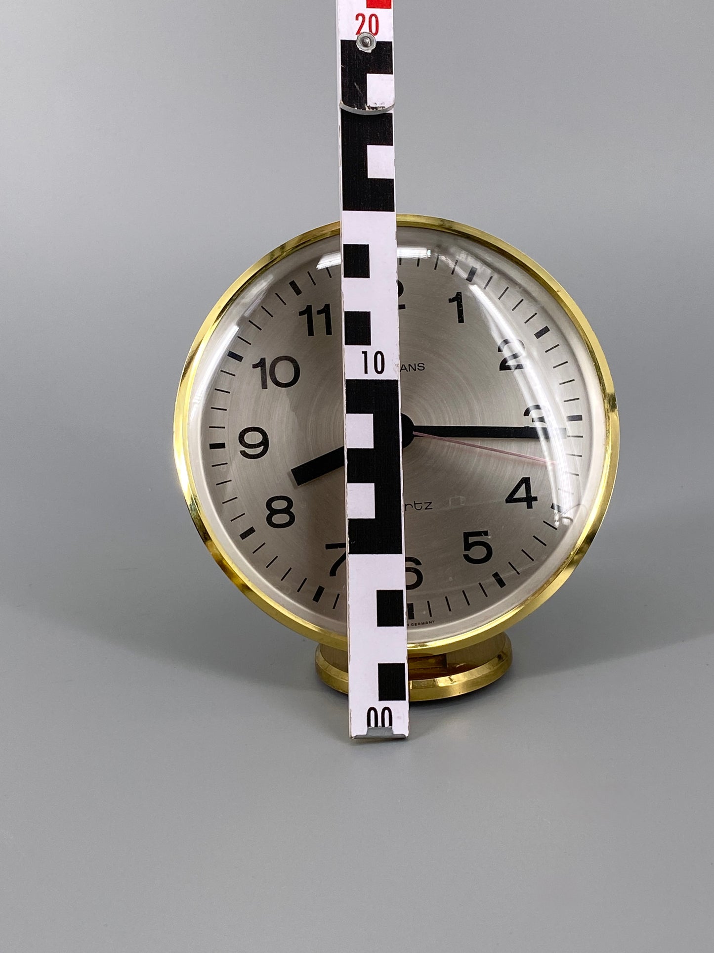 goldene, runde Tischuhr von Junghans, Quartz Uhrwerk, 70er