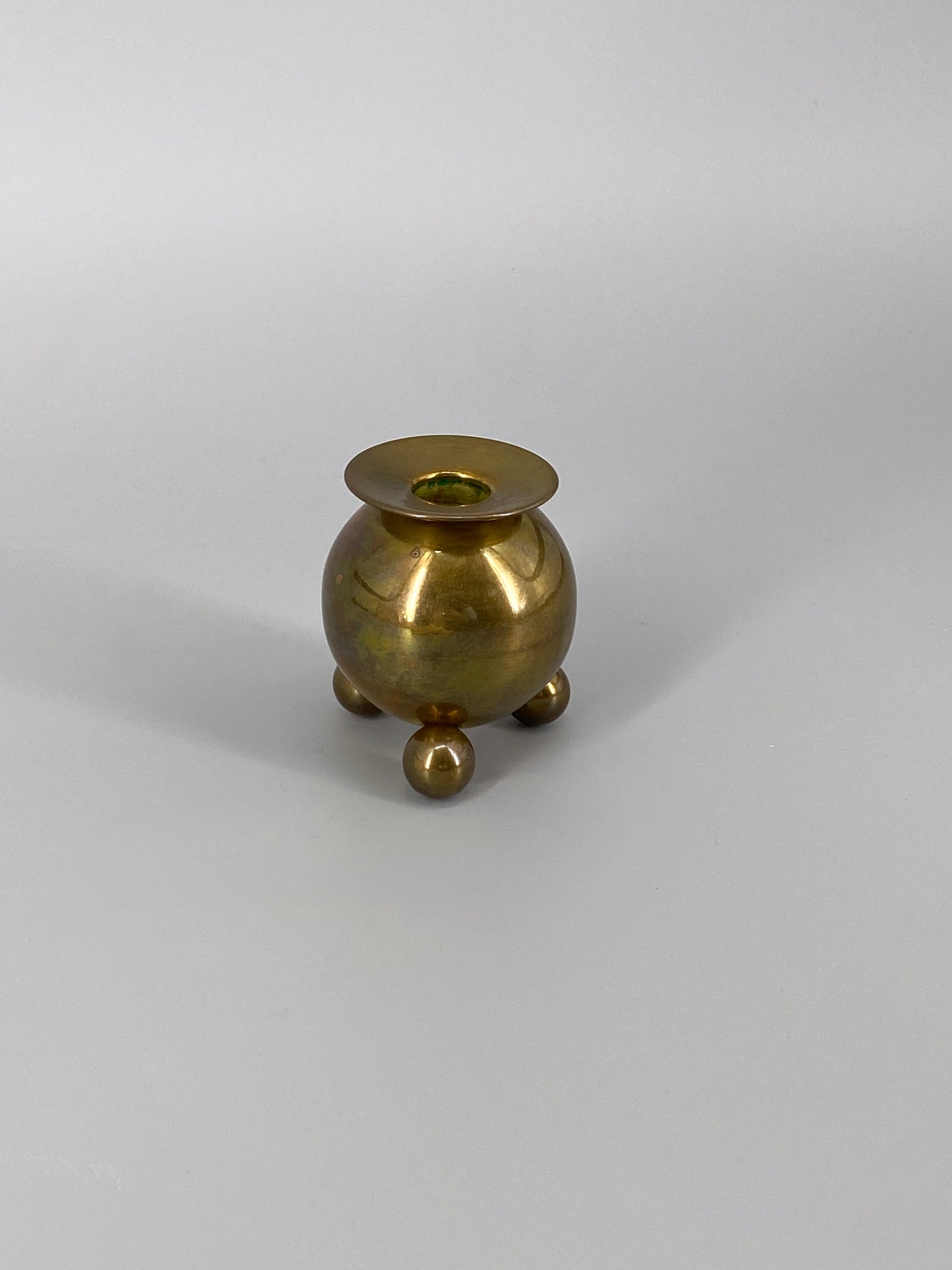 Kugelförmiger Kerzenhalter aus Messing, wird Gusum Bruk zugeschrieben, Schweden, 1960er