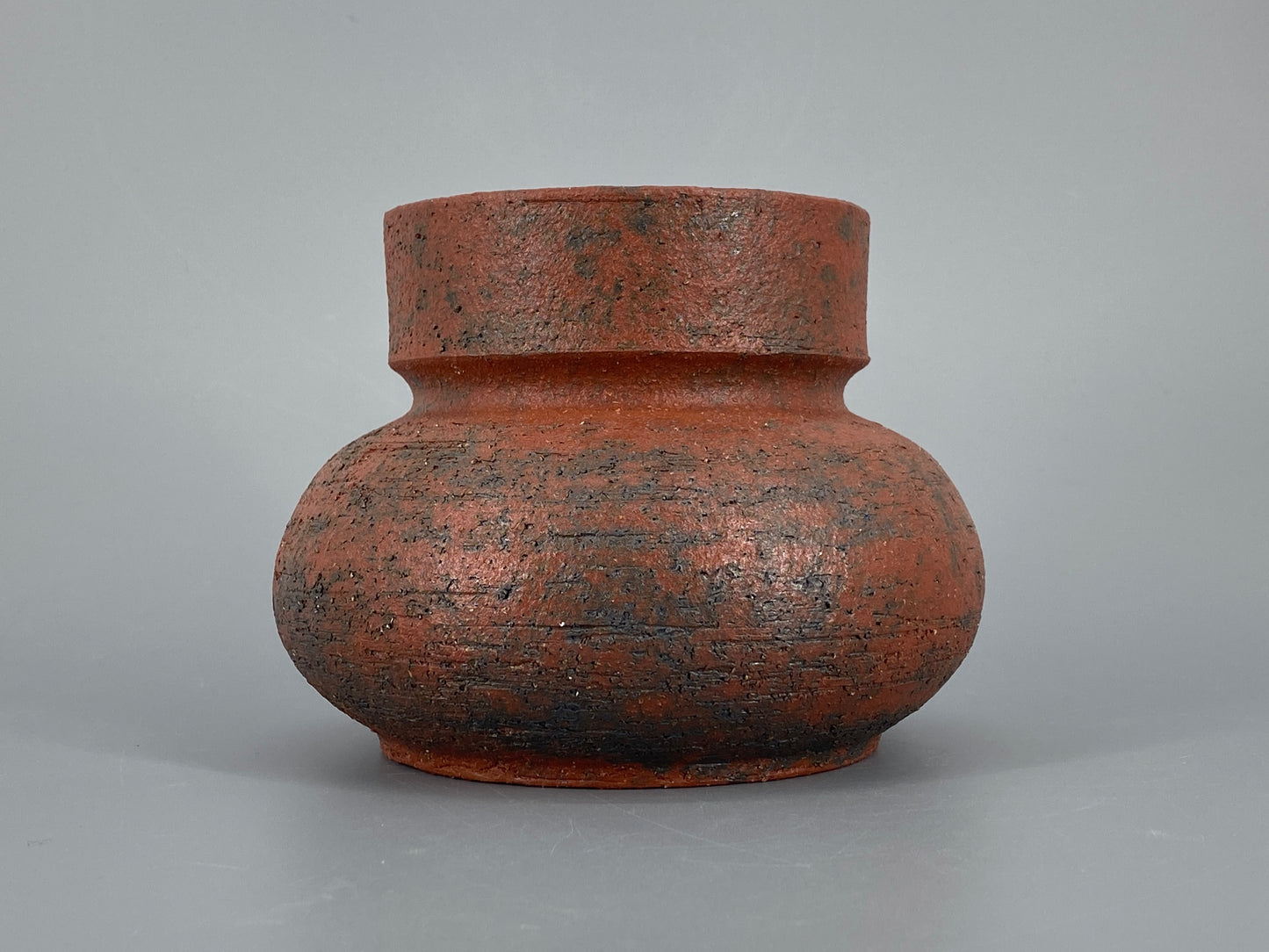 Studiokeramik Vase aus rotbraunem Steinzeug mit Signatur, um 1960