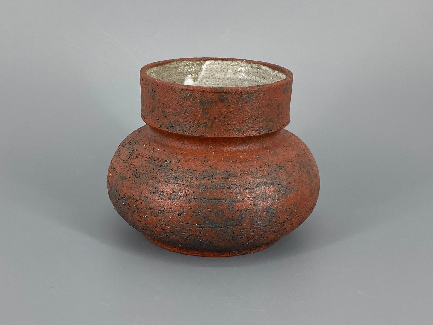 Studiokeramik Vase aus rotbraunem Steinzeug mit Signatur, um 1960