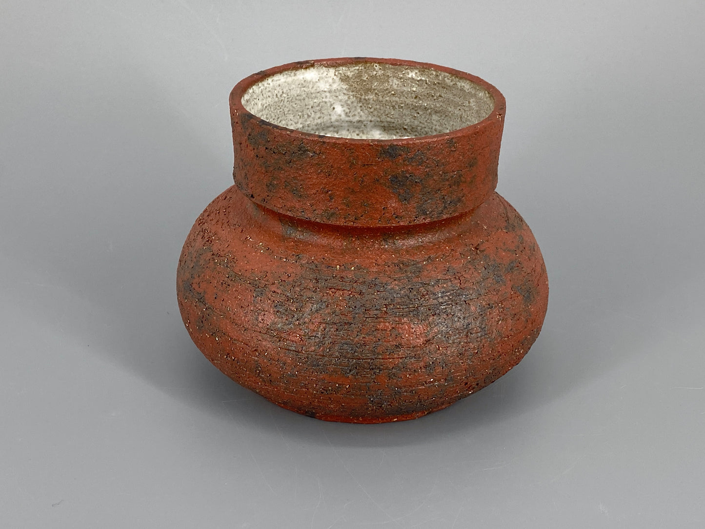 Studiokeramik Vase aus rotbraunem Steinzeug mit Signatur, um 1960