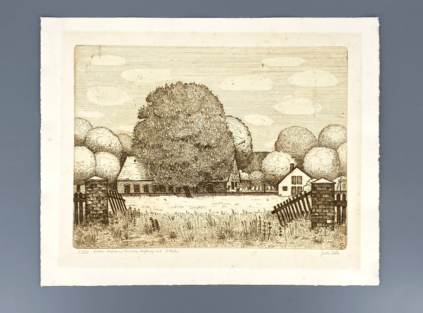 Radierung mit Plattenton "Berlin – Dahlem / Zwischen Dorfkrug und U-Bahn" von Gerda Vetter, 1976