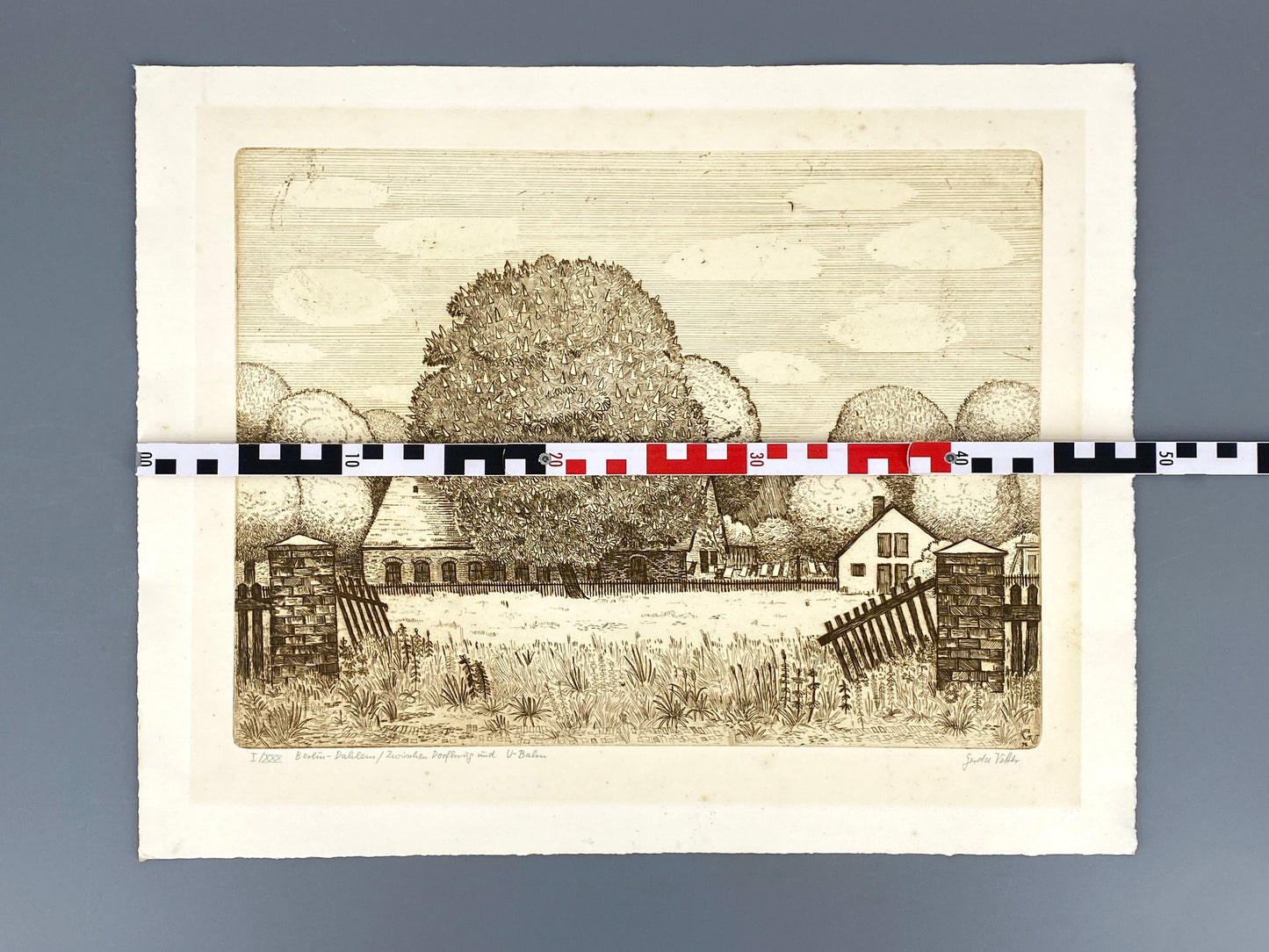 Radierung mit Plattenton "Berlin – Dahlem / Zwischen Dorfkrug und U-Bahn" von Gerda Vetter, 1976