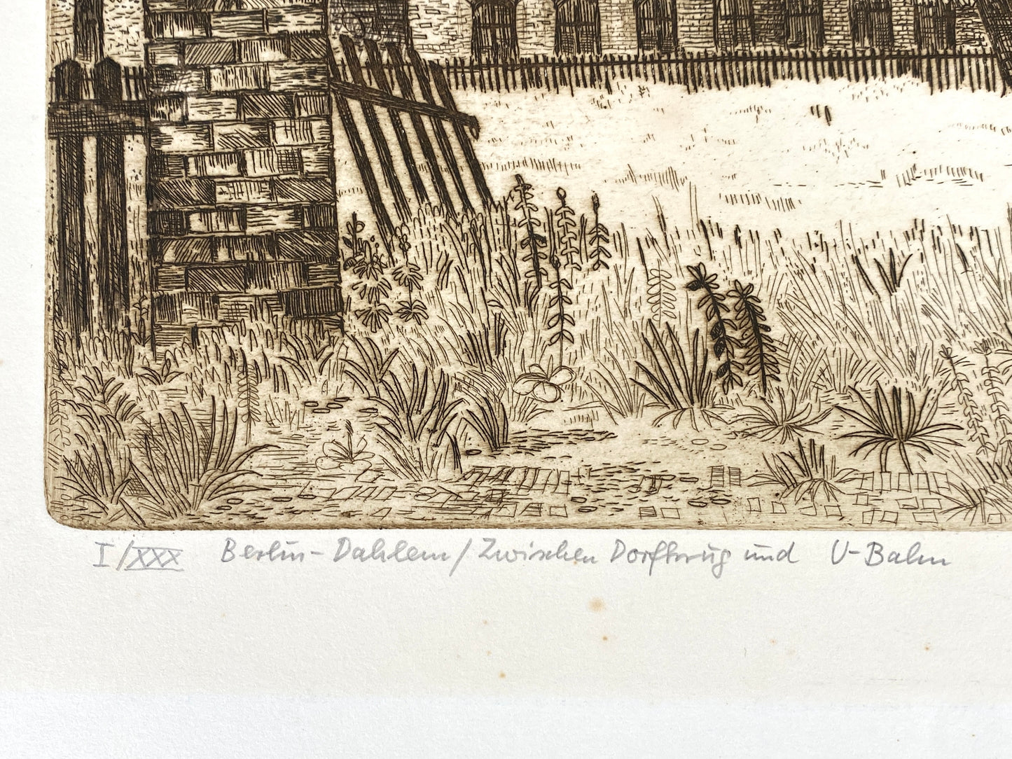 Radierung mit Plattenton "Berlin – Dahlem / Zwischen Dorfkrug und U-Bahn" von Gerda Vetter, 1976