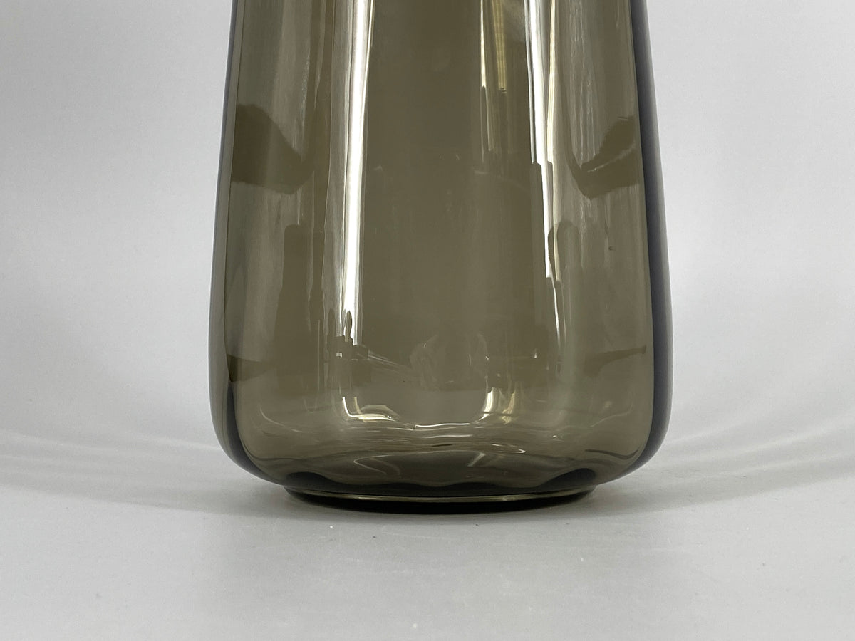 Mid Century Blumenvase aus grauem Glas, 1960er