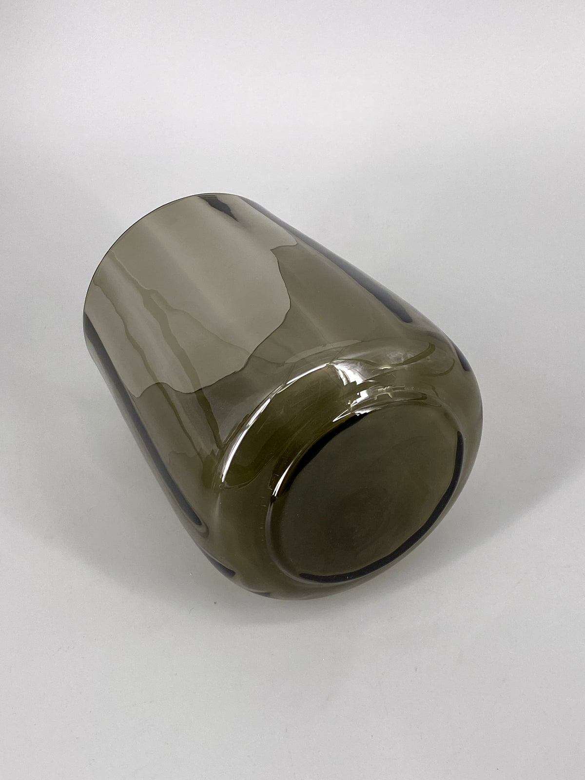 Mid Century Blumenvase aus grauem Glas, 1960er