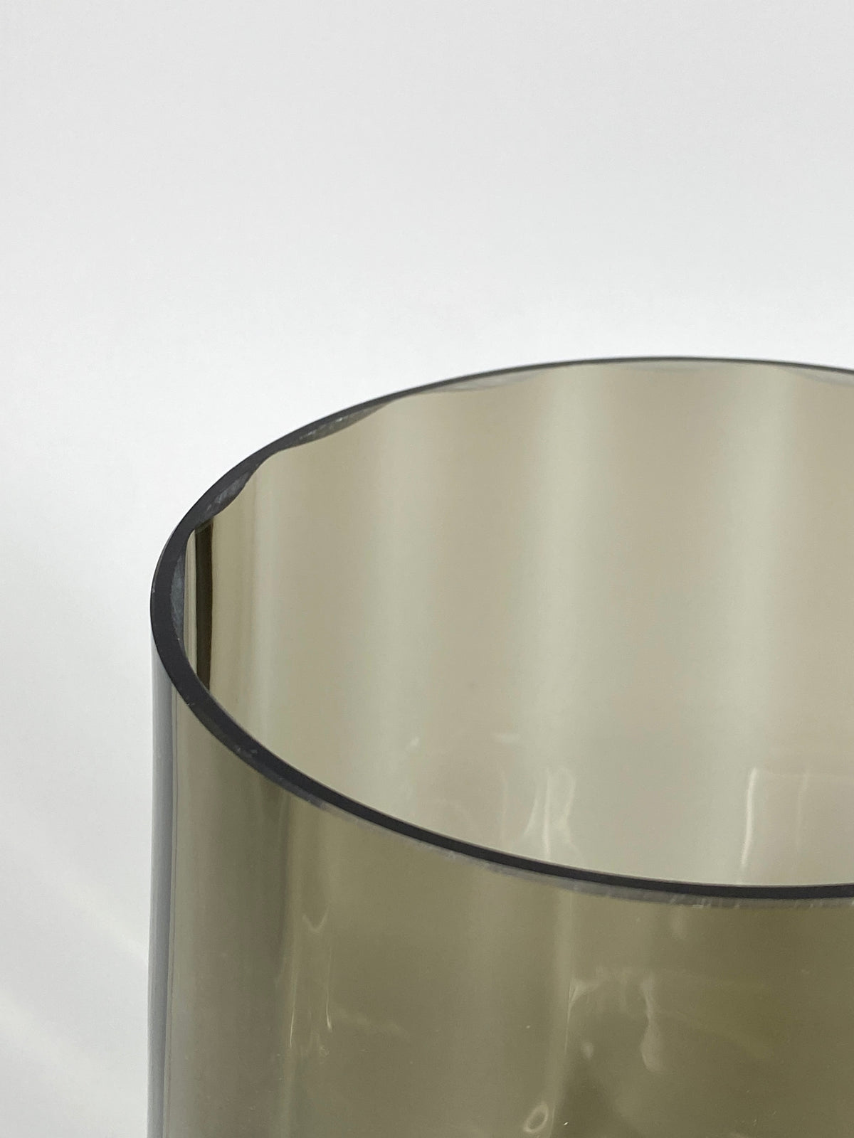 Mid Century Blumenvase aus grauem Glas, 1960er