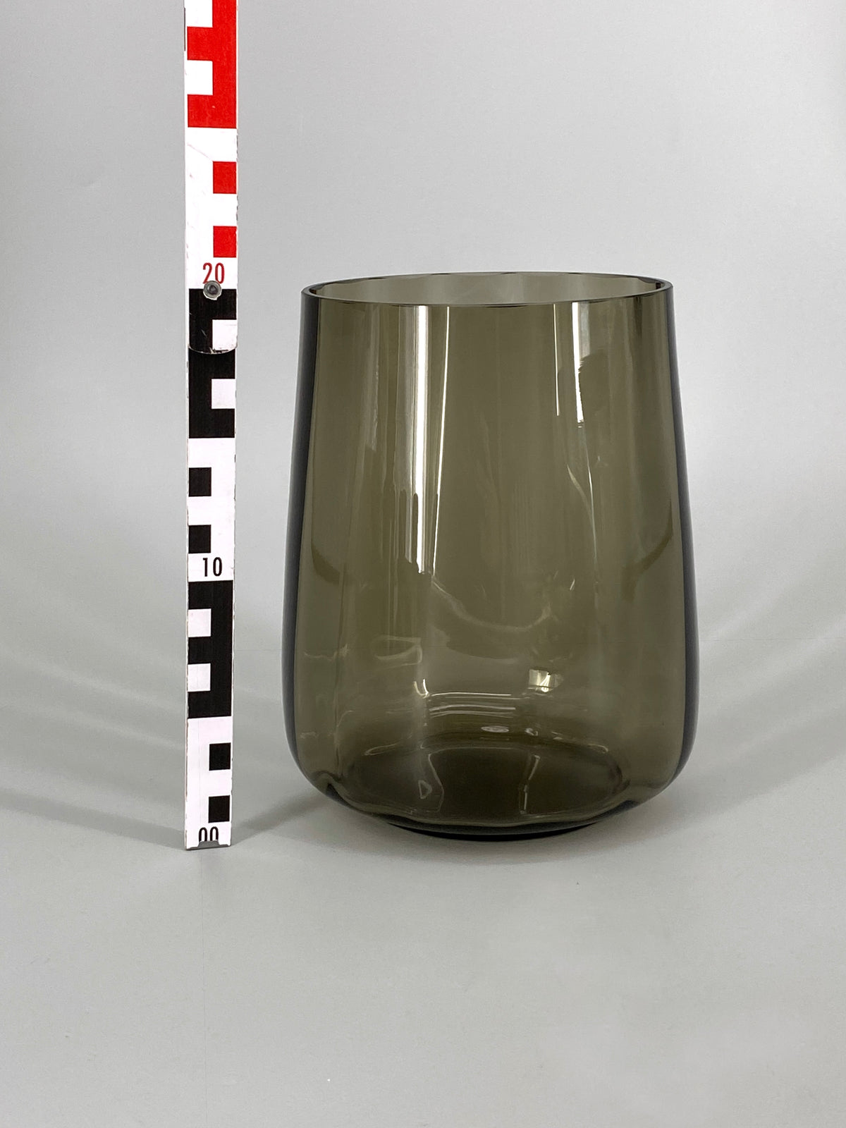 Mid Century Blumenvase aus grauem Glas, 1960er