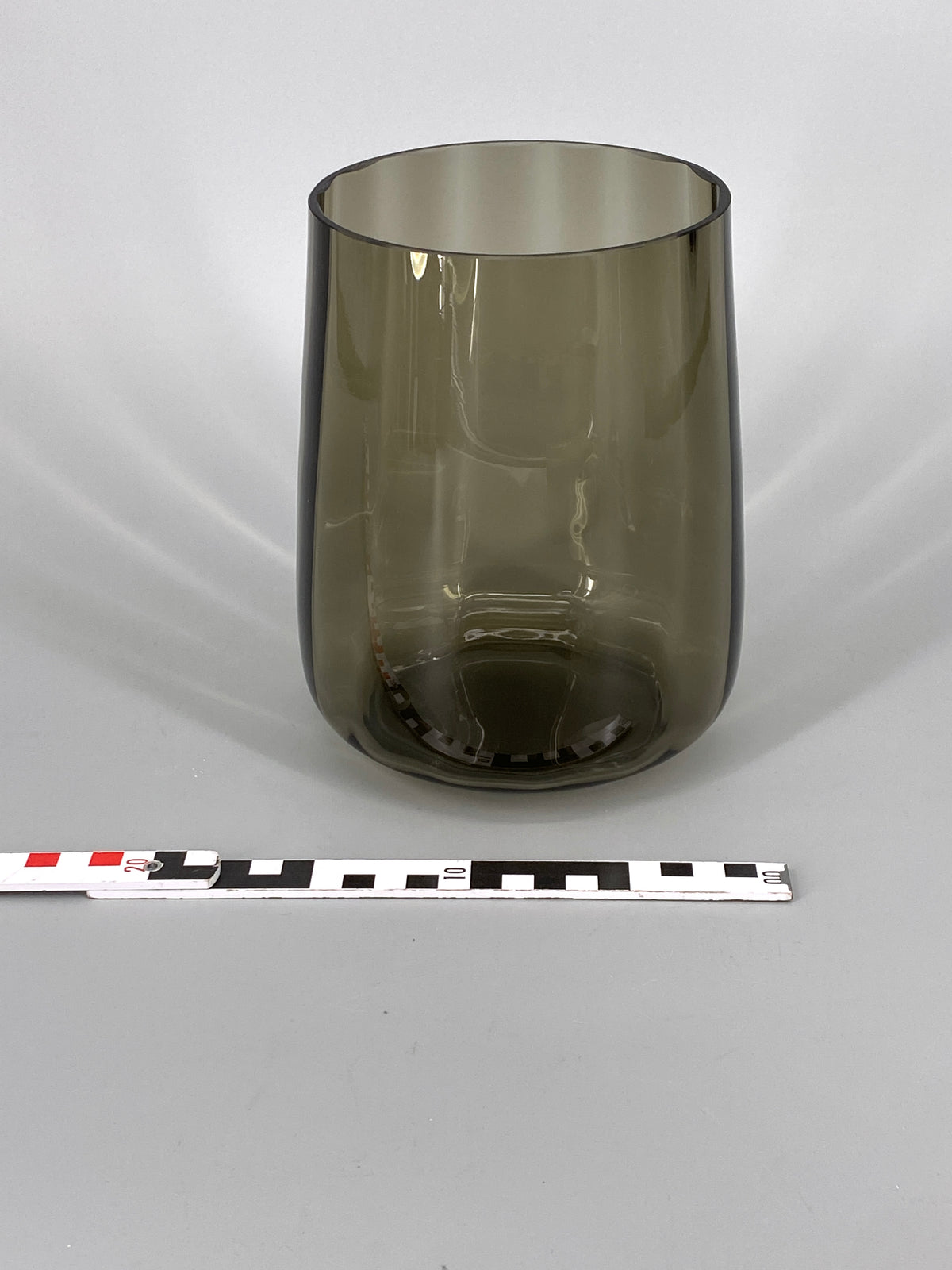 Mid Century Blumenvase aus grauem Glas, 1960er