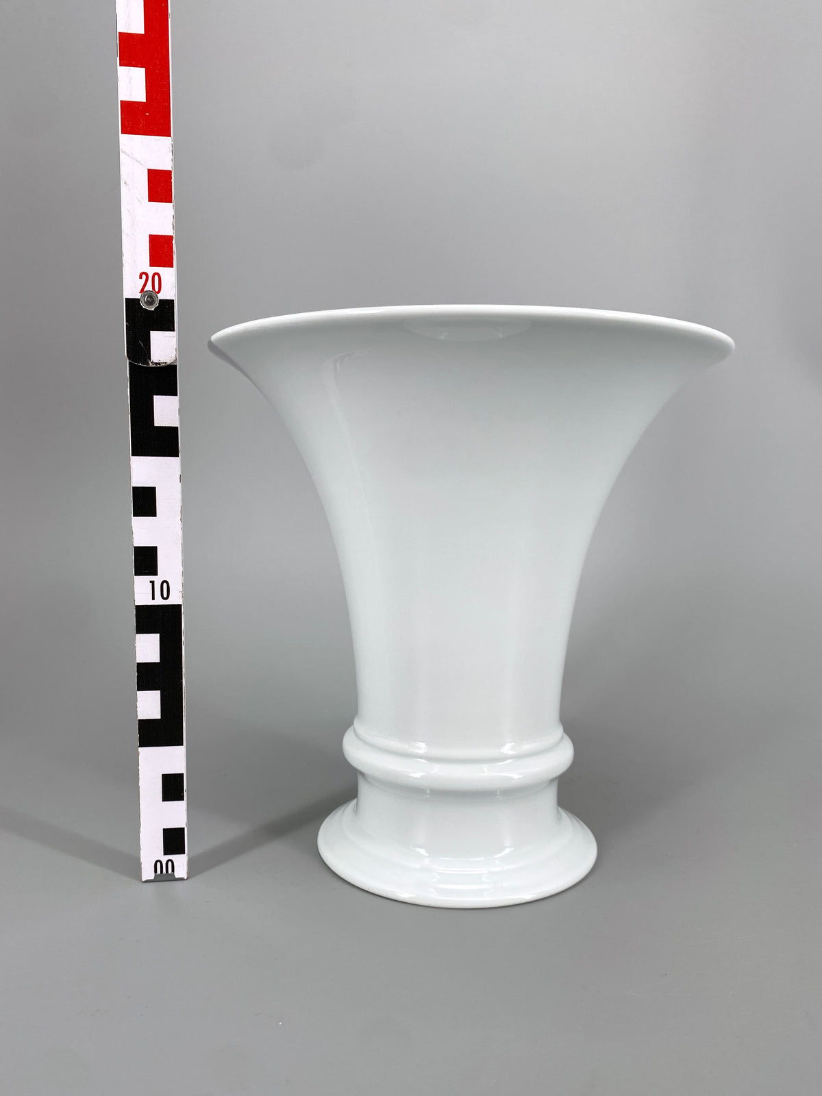 weiße Trompetenform Vase "74719" aus Porzellan von Fürstenberg