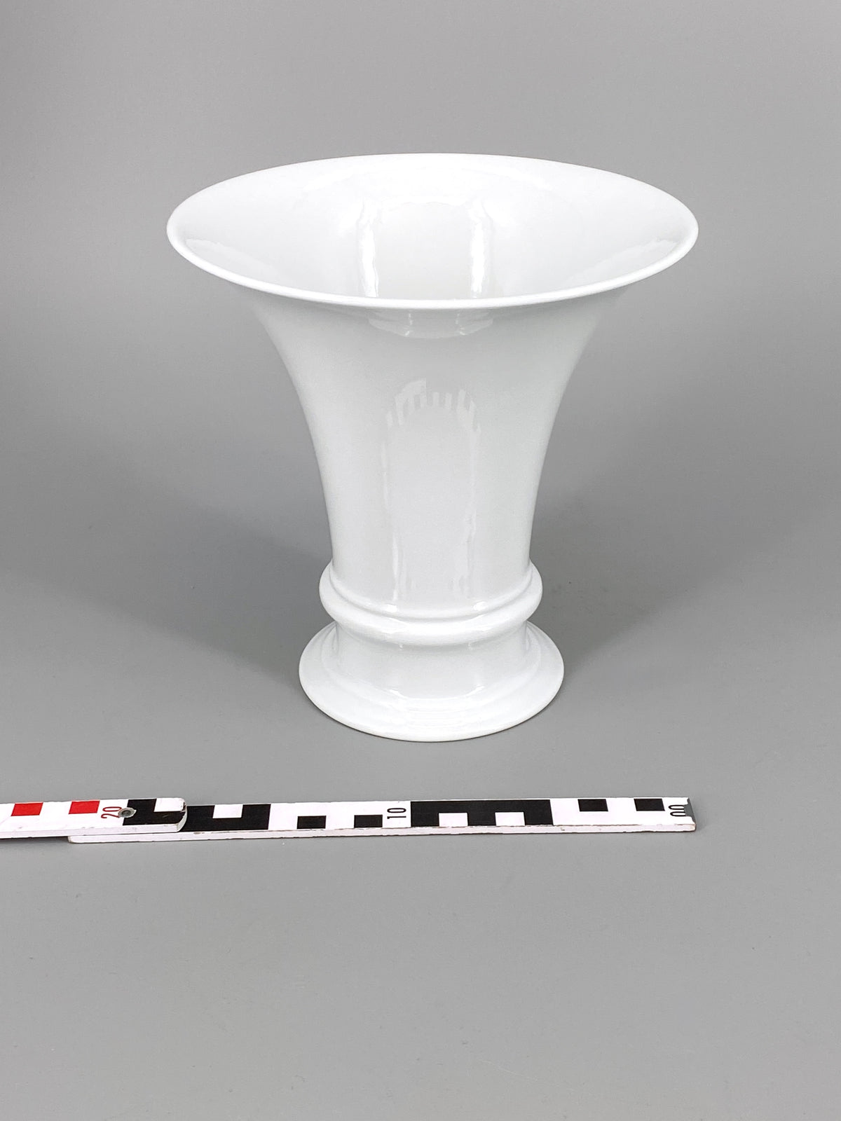 weiße Trompetenform Vase "74719" aus Porzellan von Fürstenberg