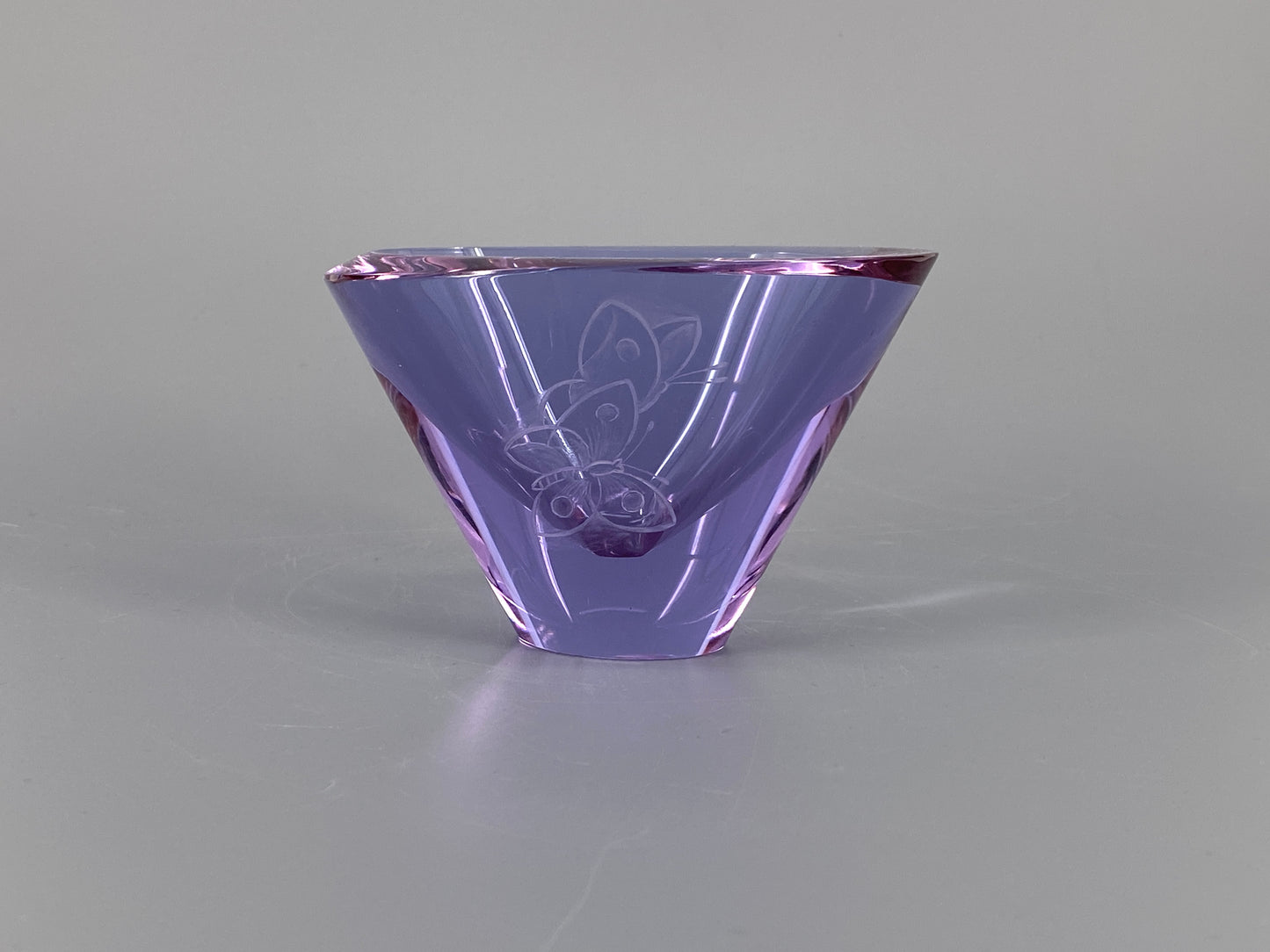 Schale aus Glas mit Schmetterlingen, Lila