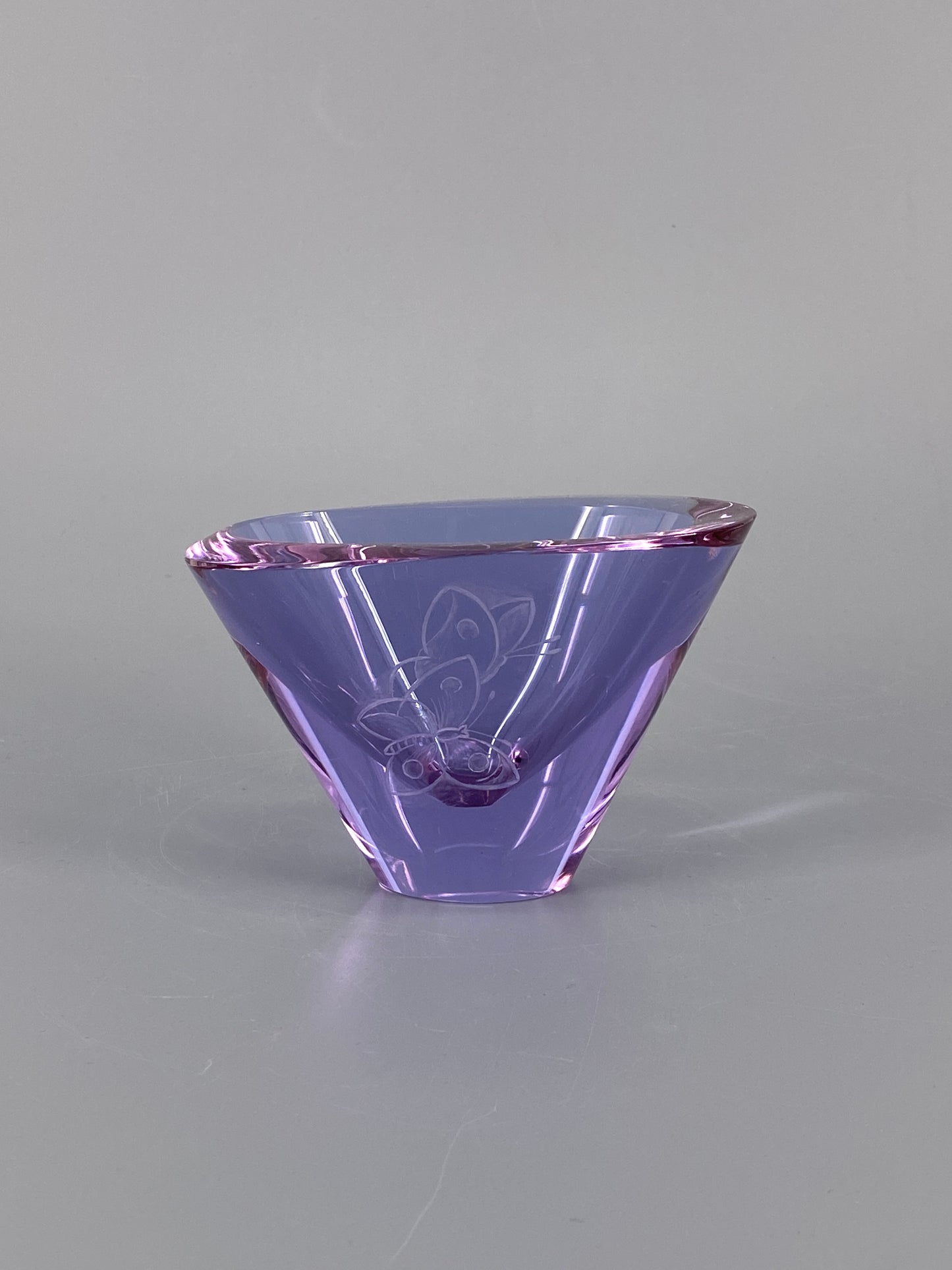 Schale aus Glas mit Schmetterlingen, Lila