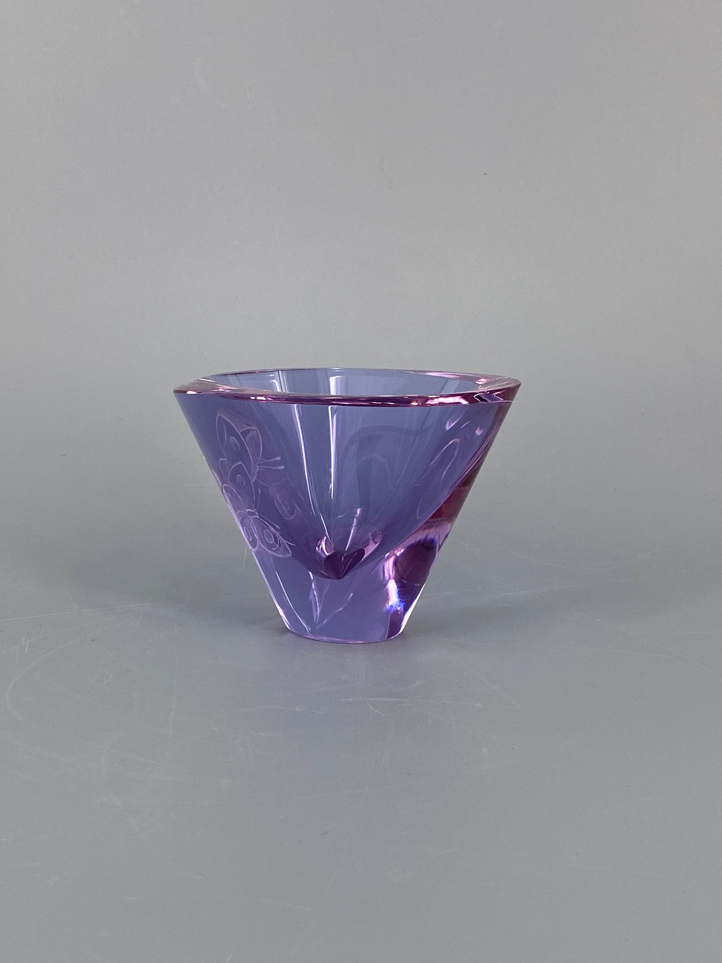 Schale aus Glas mit Schmetterlingen, Lila