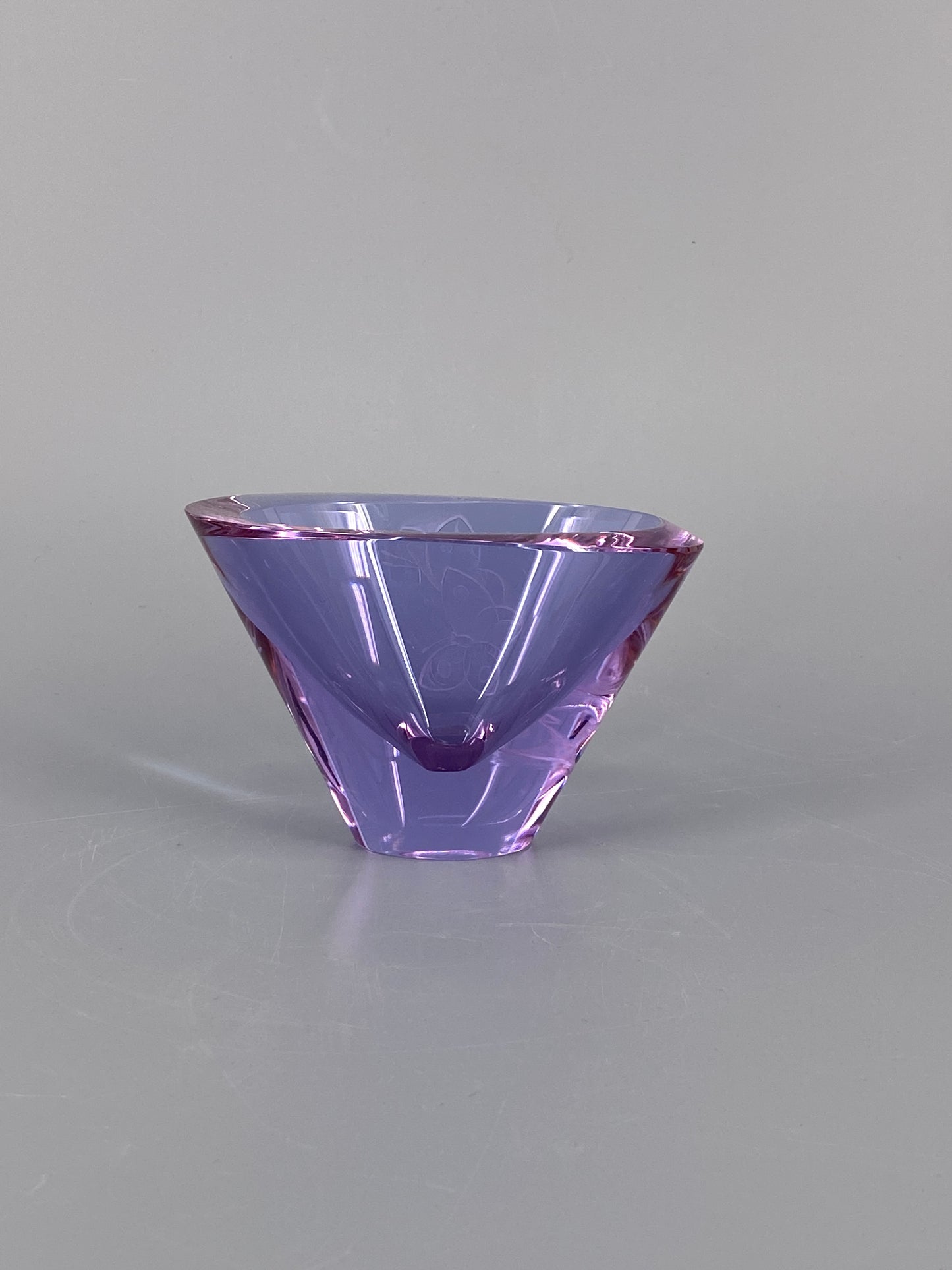 Schale aus Glas mit Schmetterlingen, Lila