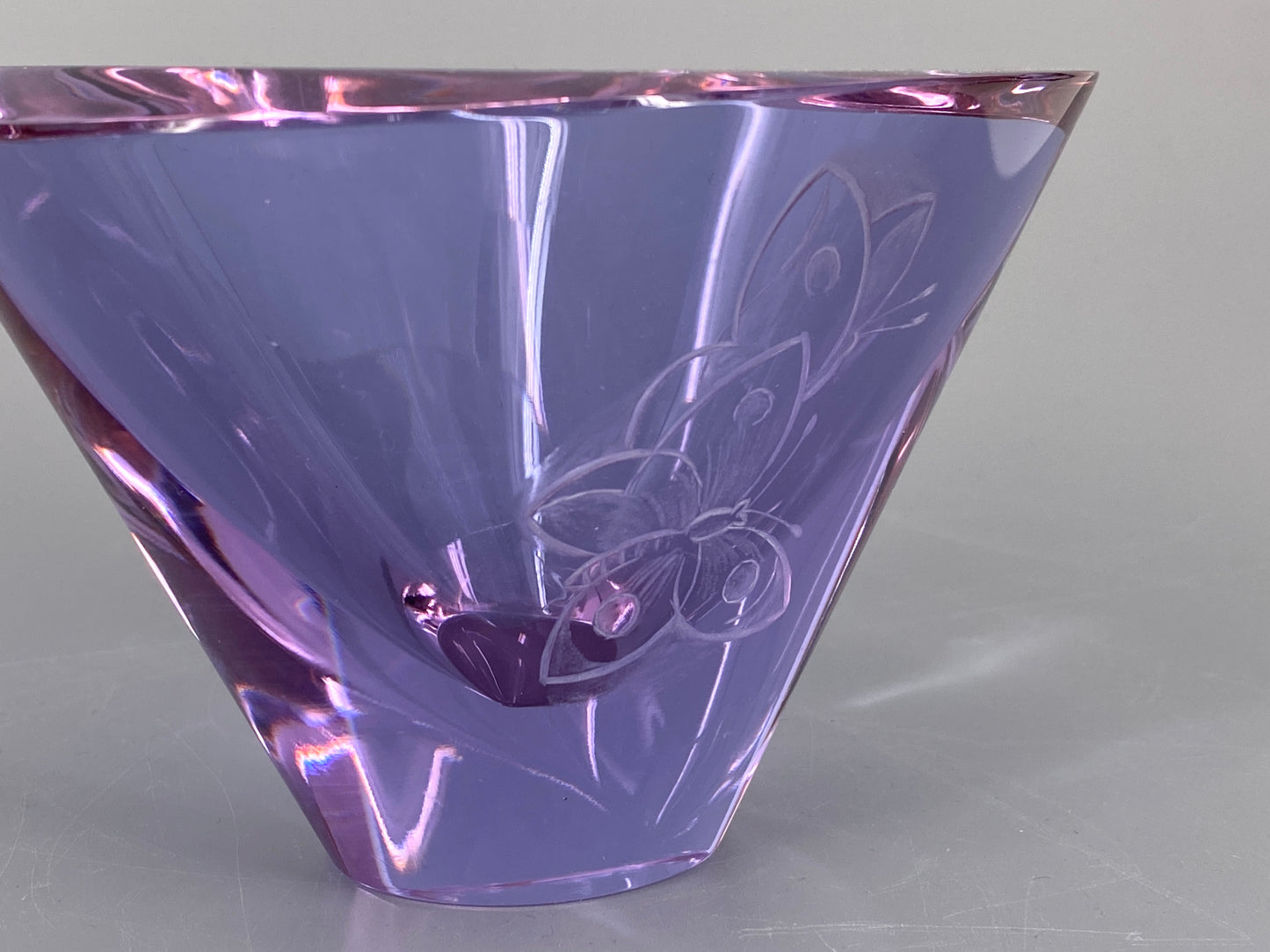 Schale aus Glas mit Schmetterlingen, Lila