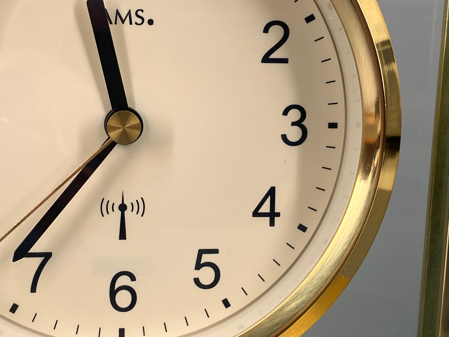 goldene Tischuhr von AMS, Modell 5143