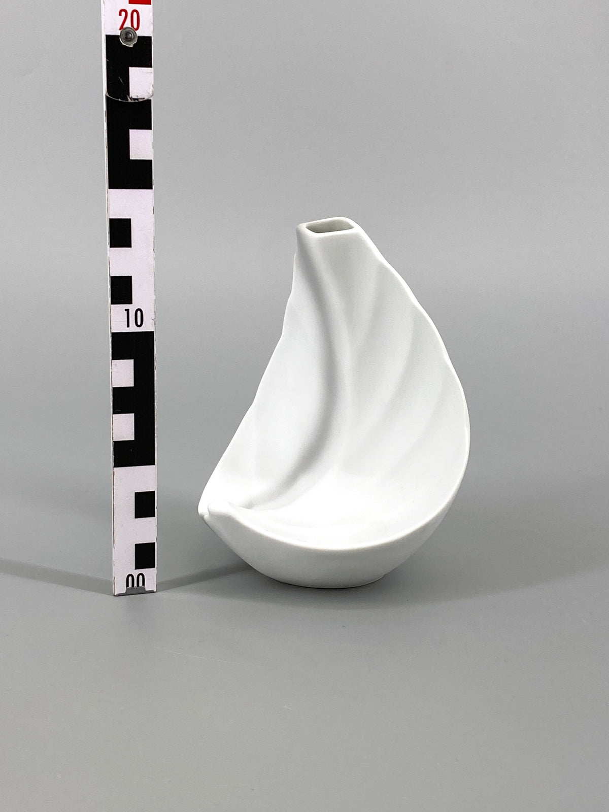 2 Vasen "Blatt" aus weißem Biskuitporzellan von Hutschenreuther, 1960er
