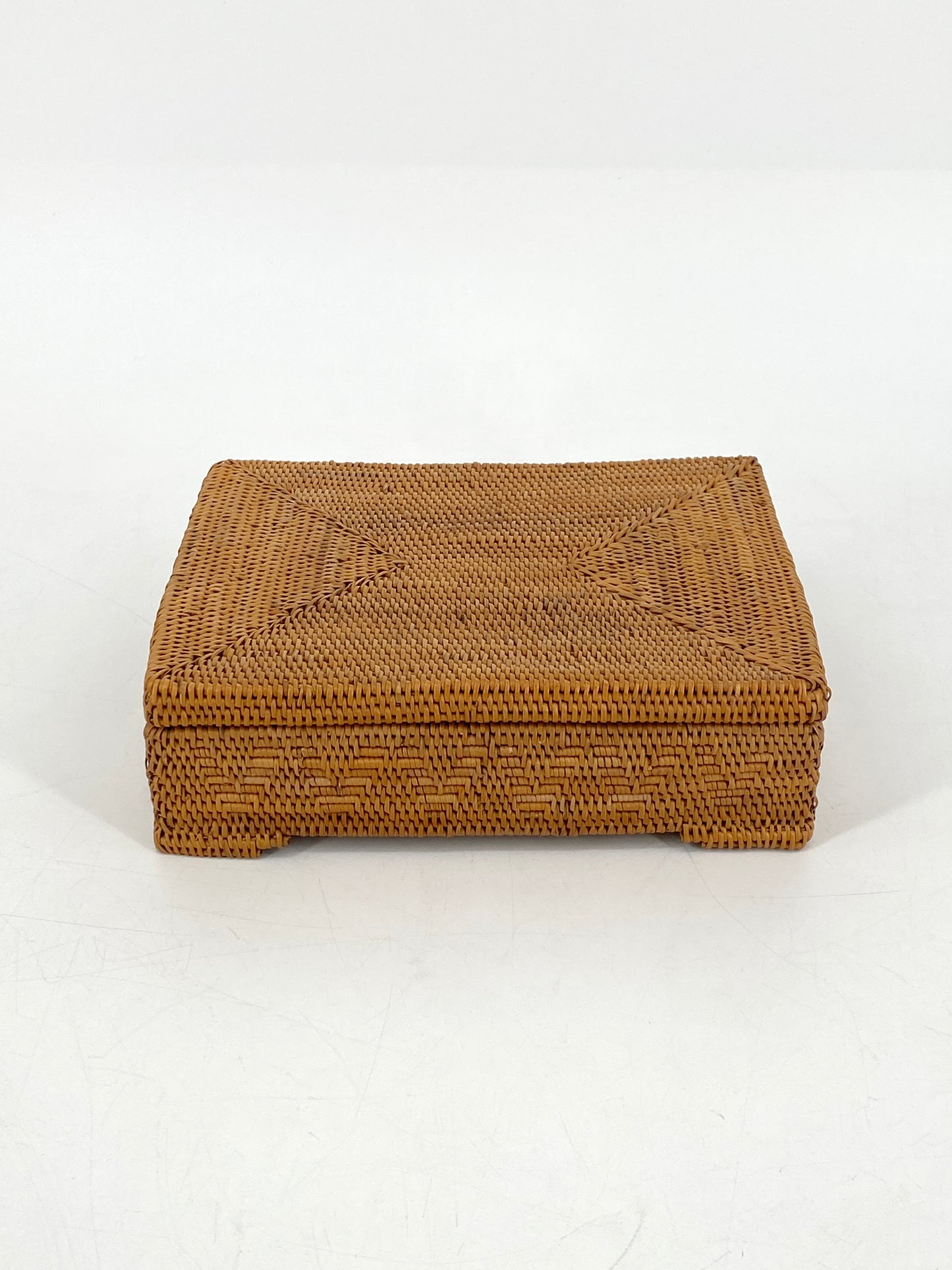 Handgewebte Aufbewahrungsbox aus Rattan mit feinem Dreiecks-Muster