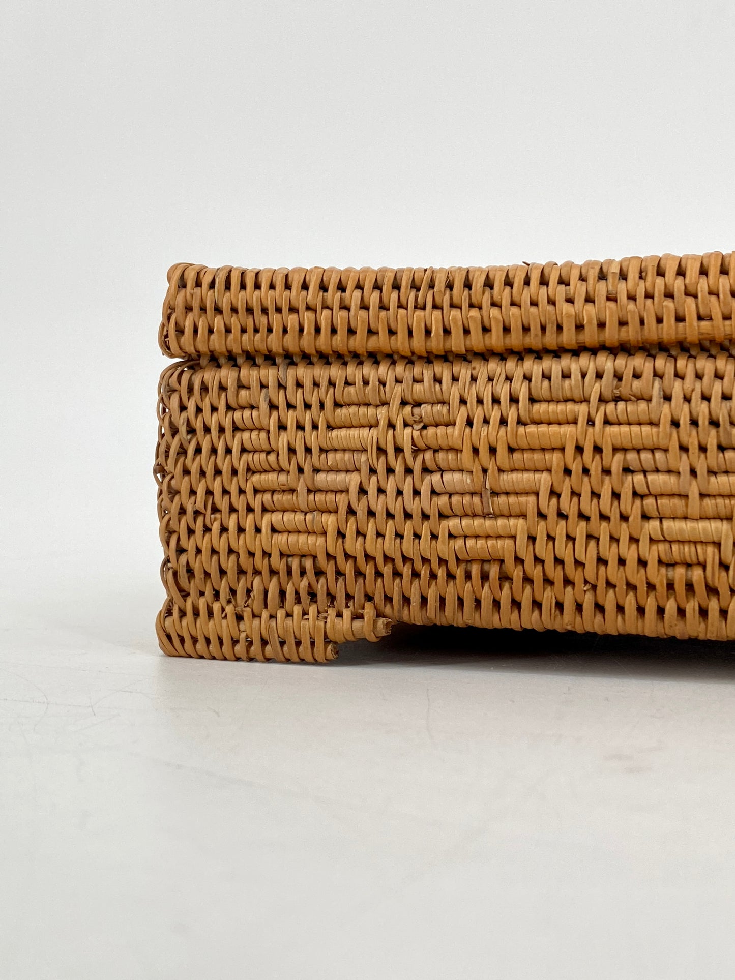 Handgewebte Aufbewahrungsbox aus Rattan mit feinem Dreiecks-Muster
