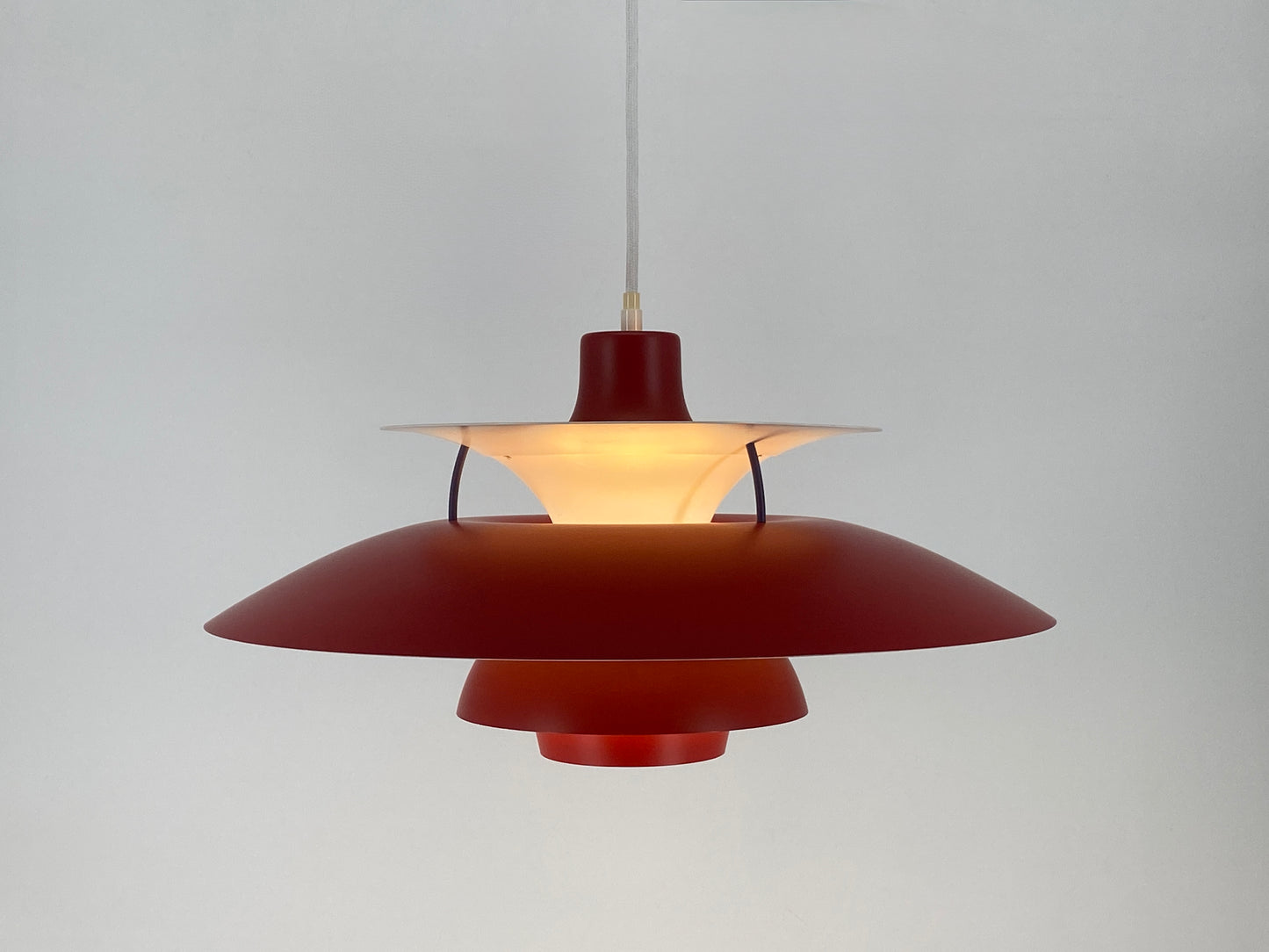 Hängelampe "PH 5" von Poul Henningsen für Louis Poulsen, alte Ausführung in Rot und Blau mit Herstelleretikett