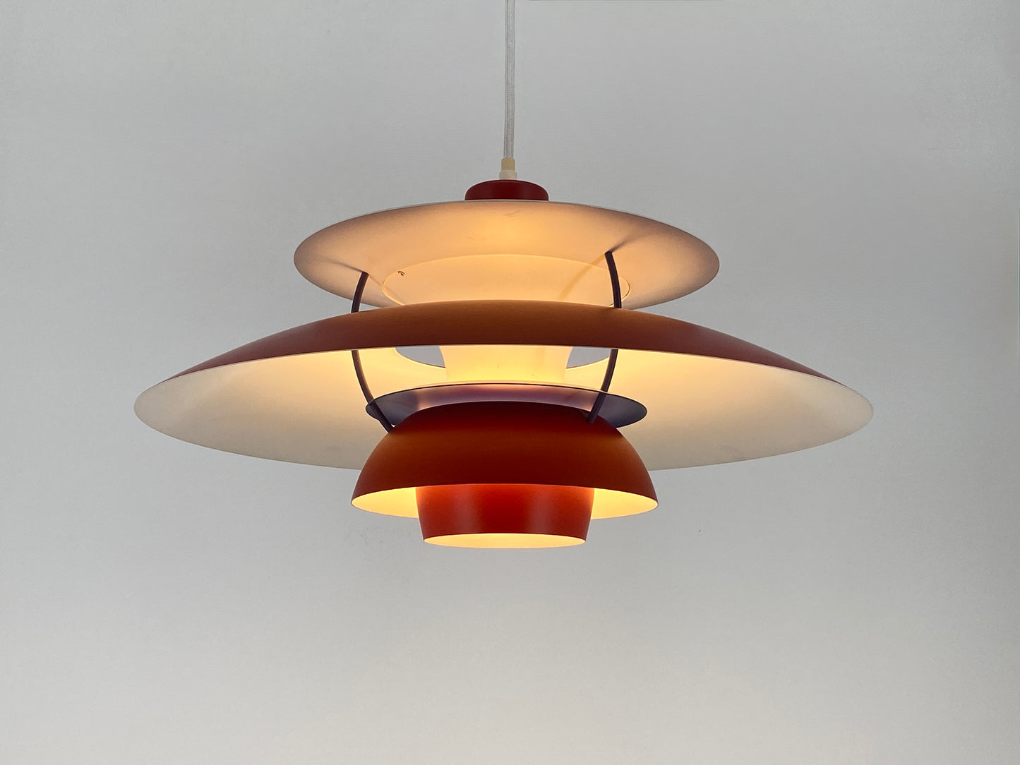 Hängelampe "PH 5" von Poul Henningsen für Louis Poulsen, alte Ausführung in Rot und Blau mit Herstelleretikett