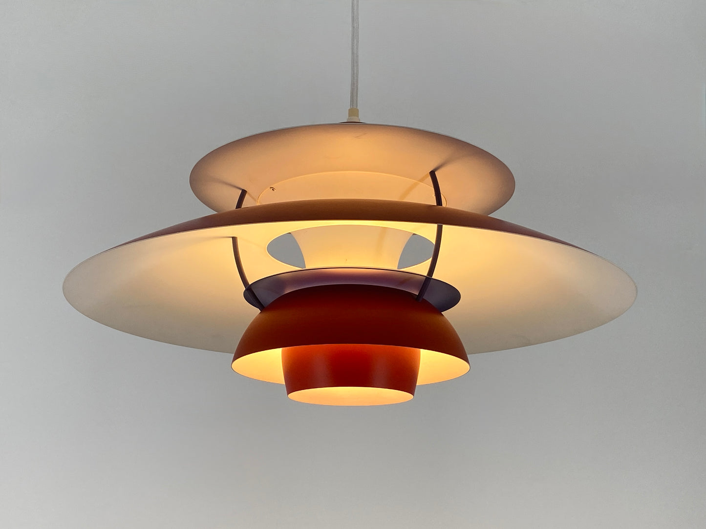 Hängelampe "PH 5" von Poul Henningsen für Louis Poulsen, alte Ausführung in Rot und Blau mit Herstelleretikett