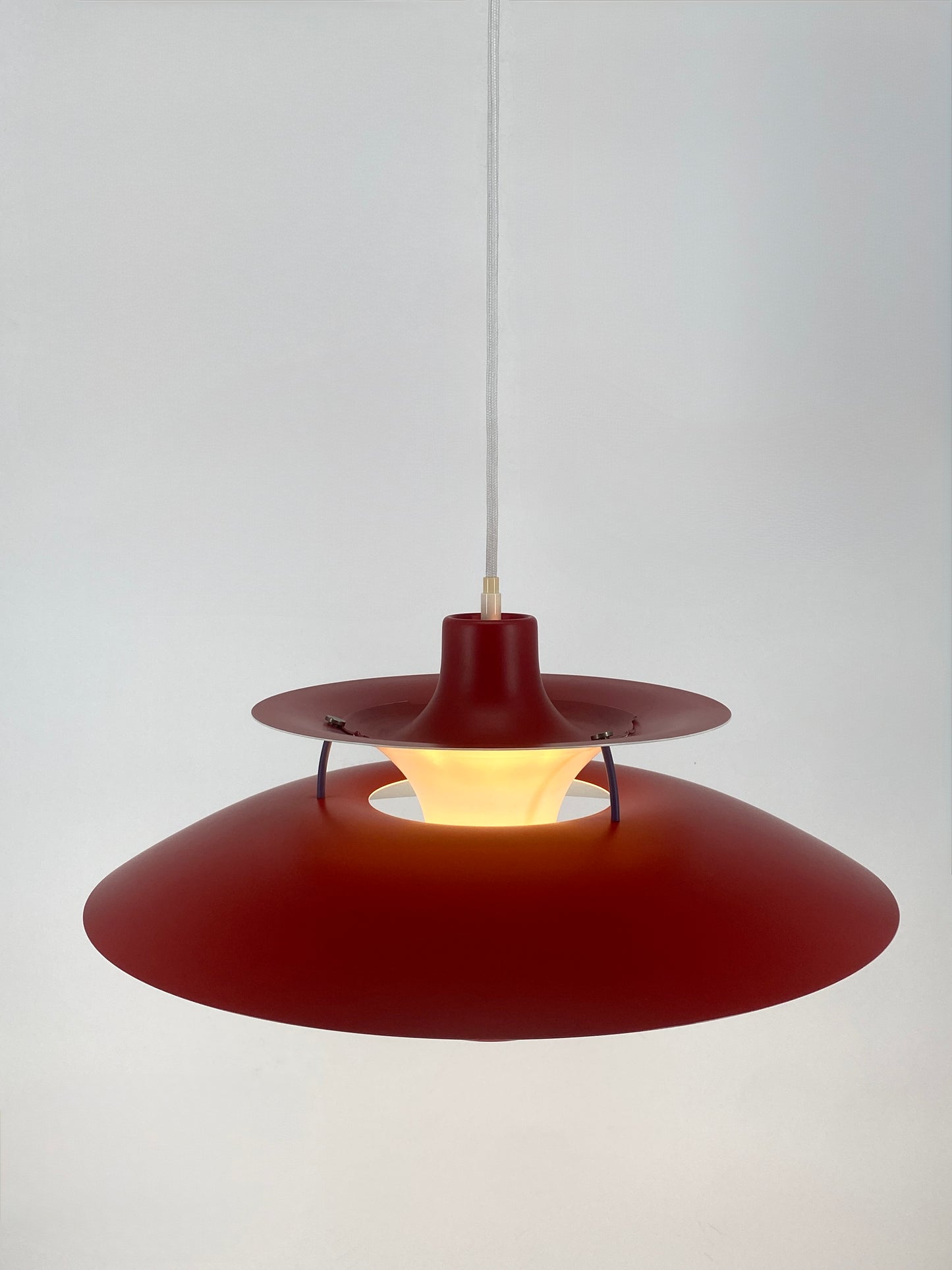 Hängelampe "PH 5" von Poul Henningsen für Louis Poulsen, alte Ausführung in Rot und Blau mit Herstelleretikett