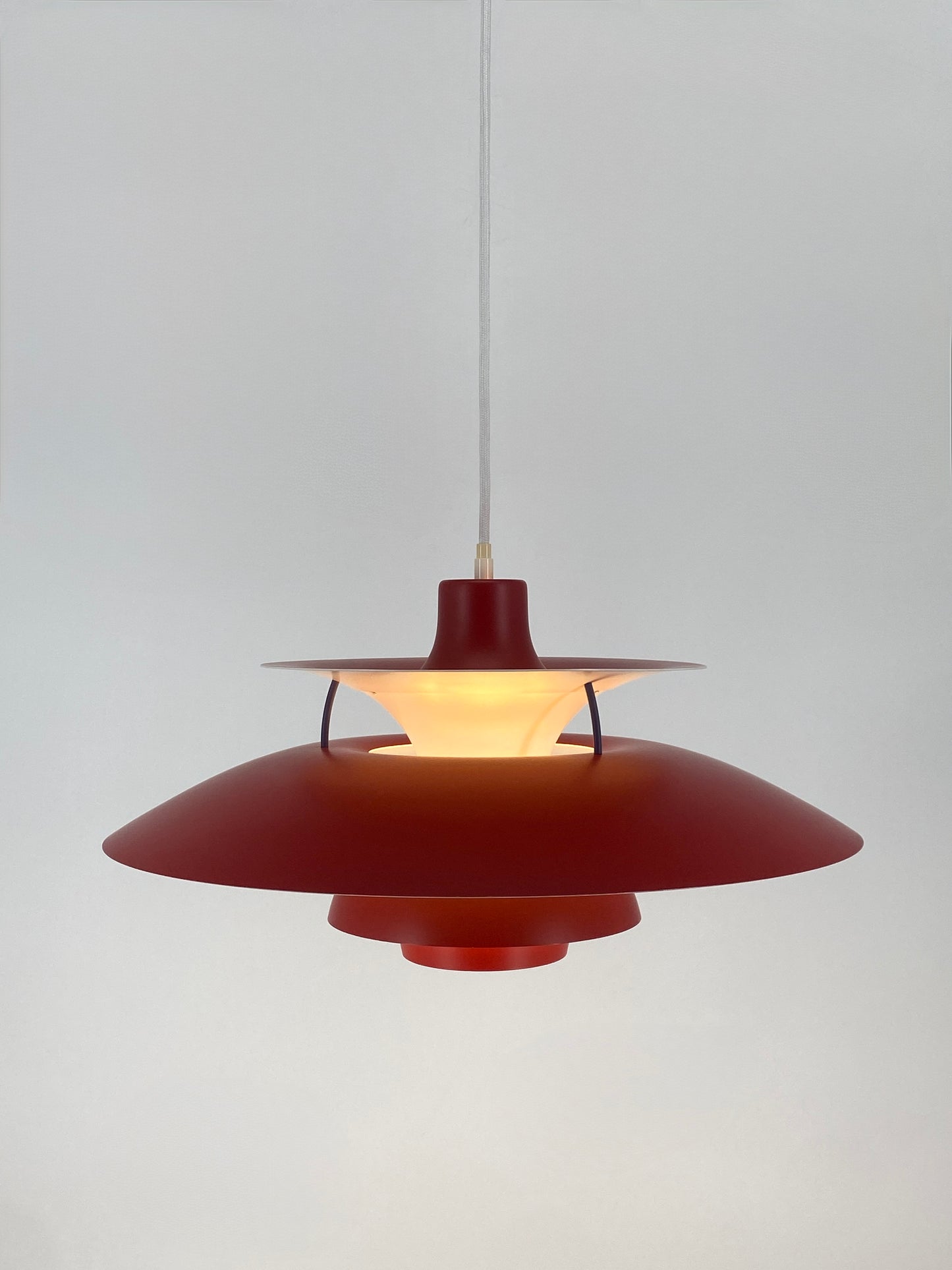 Hängelampe "PH 5" von Poul Henningsen für Louis Poulsen, alte Ausführung in Rot und Blau mit Herstelleretikett