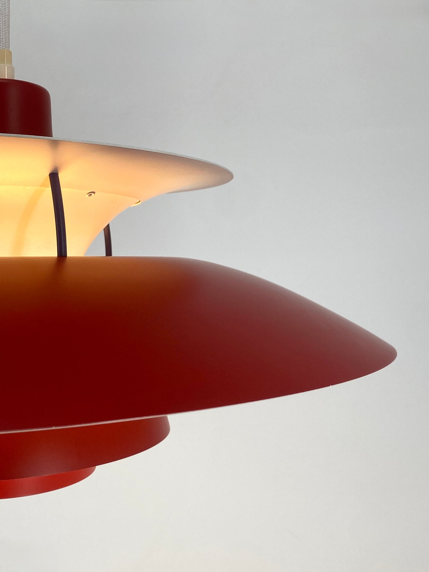 Hängelampe "PH 5" von Poul Henningsen für Louis Poulsen, alte Ausführung in Rot und Blau mit Herstelleretikett