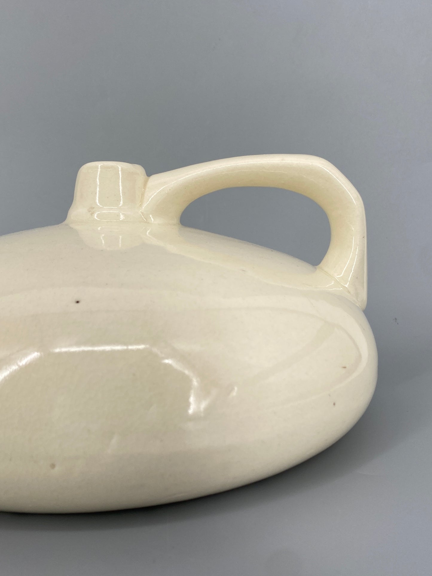 Alte Steingut Wärmflasche in Beige