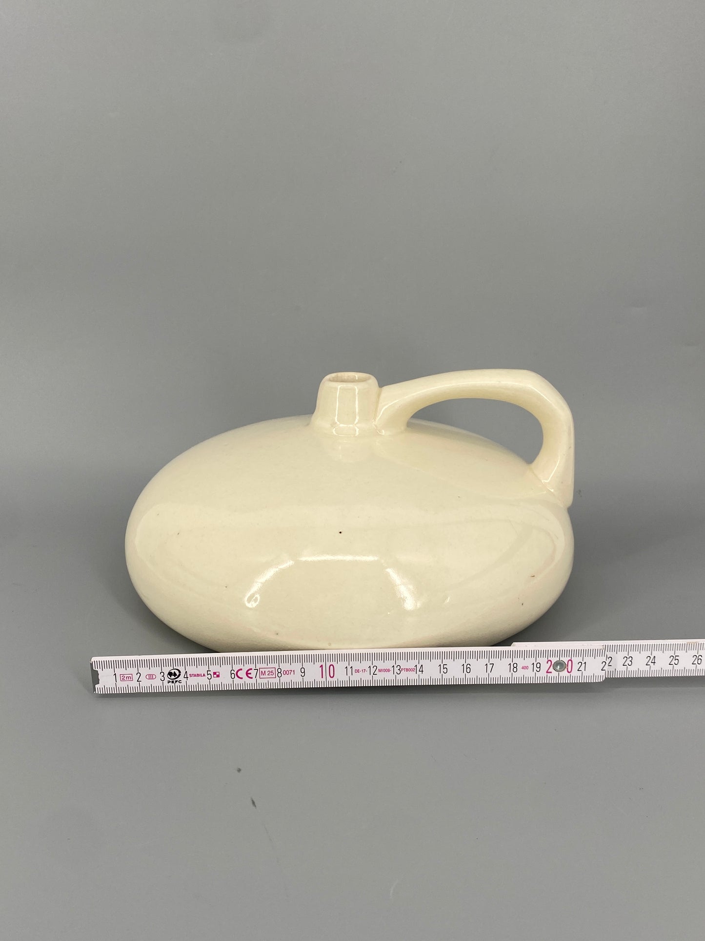 Alte Steingut Wärmflasche in Beige
