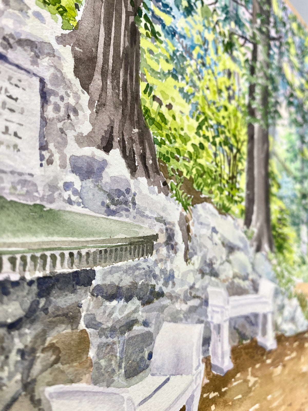Sitzgruppe mit Steinarrangement in einem Garten. Impressionistisches Aquarell