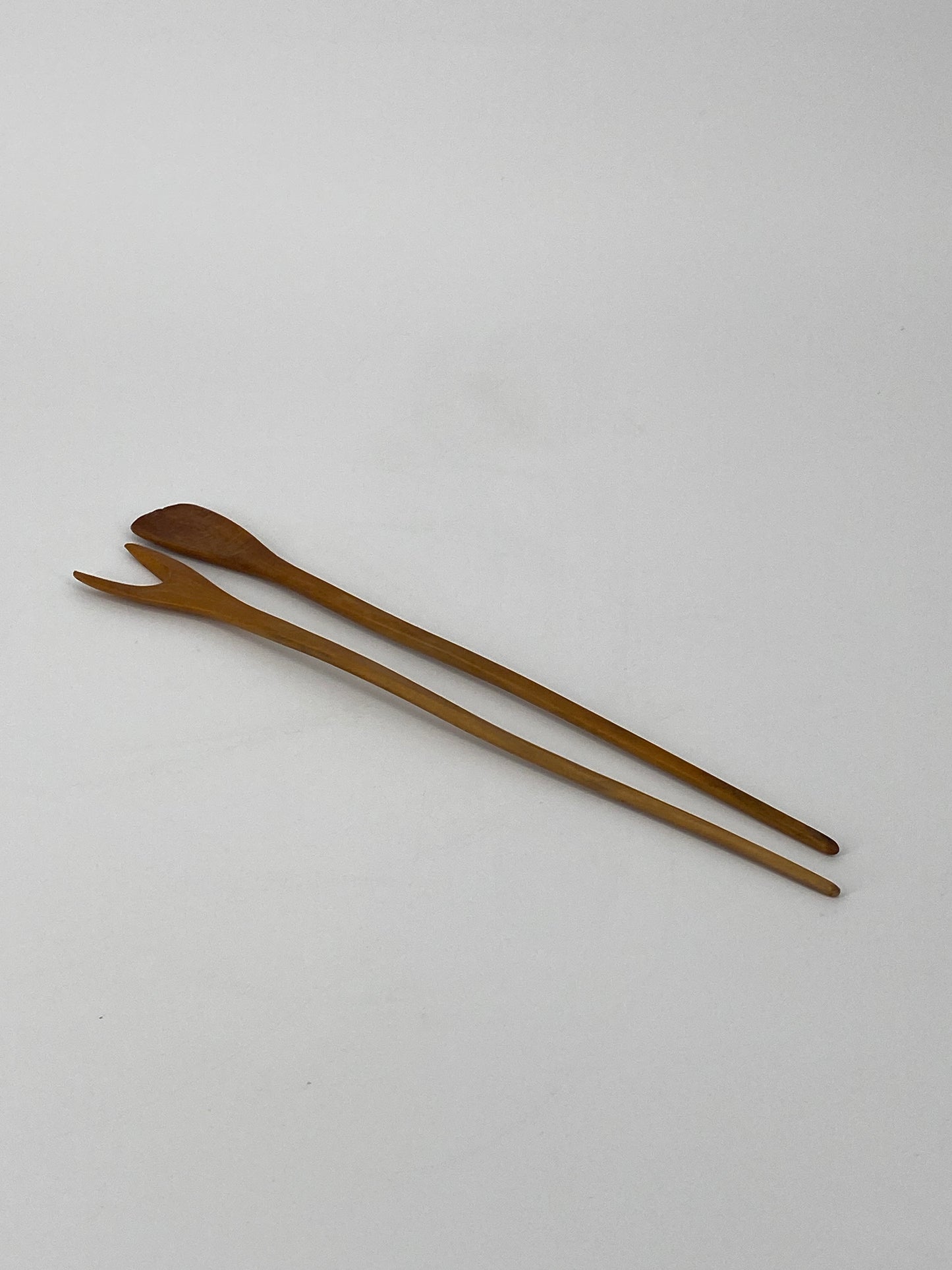 elegantes Salatbesteck aus hellem Holz