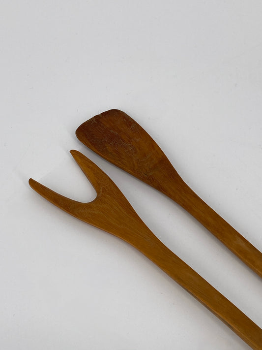 elegantes Salatbesteck aus hellem Holz