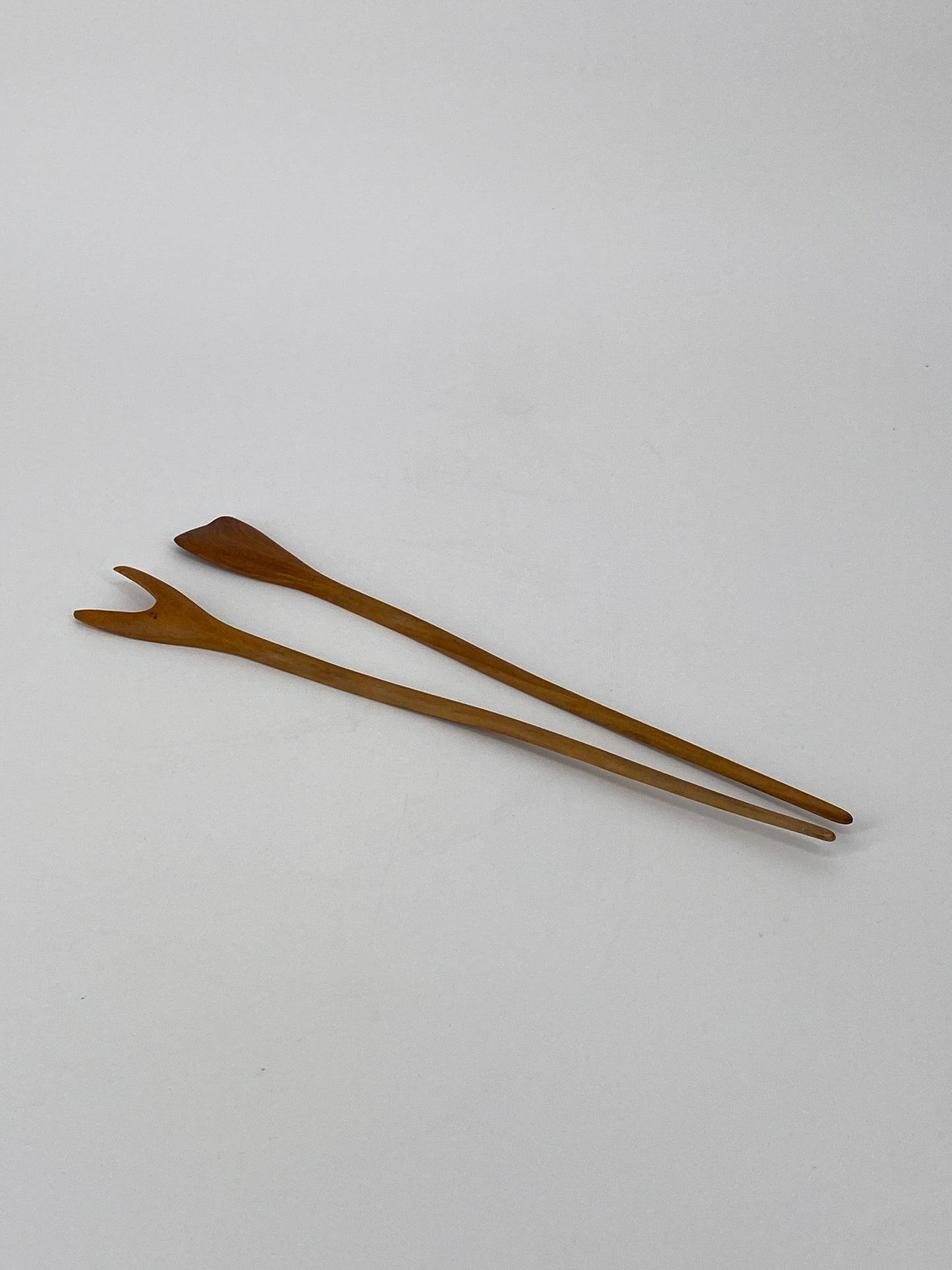 elegantes Salatbesteck aus hellem Holz