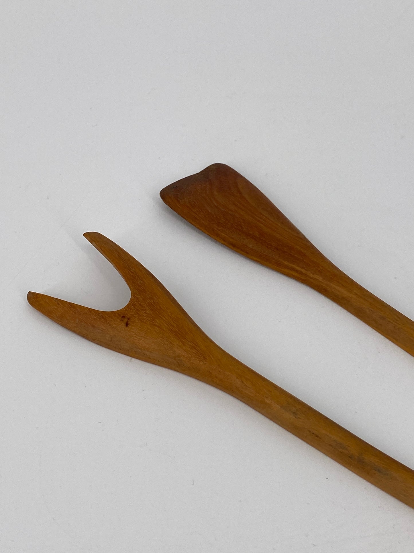 elegantes Salatbesteck aus hellem Holz