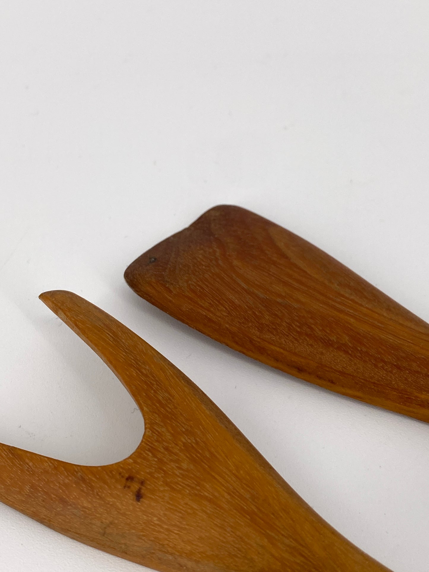 elegantes Salatbesteck aus hellem Holz