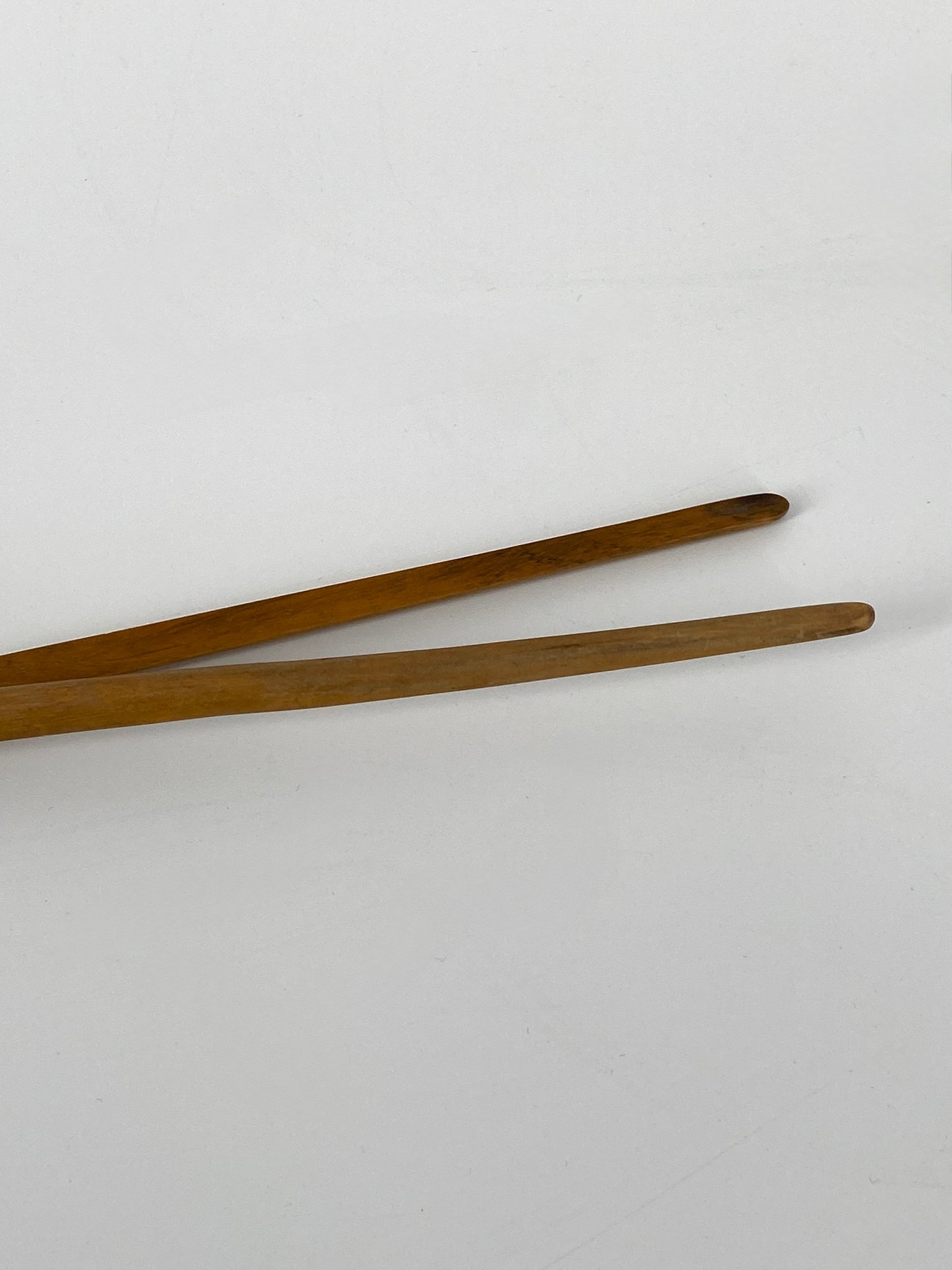 elegantes Salatbesteck aus hellem Holz