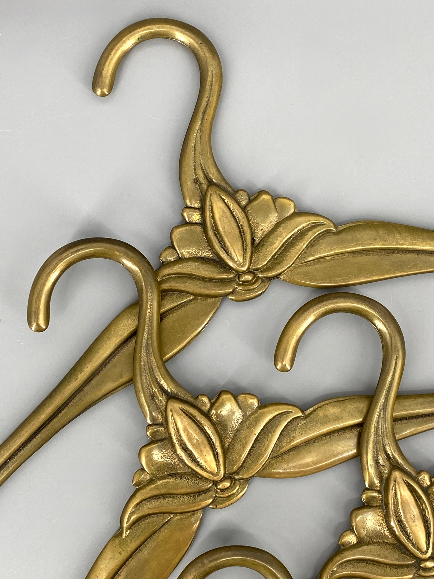 Art Deco / Jugendstil Kleiderbügel aus Messing, 5 Stk.