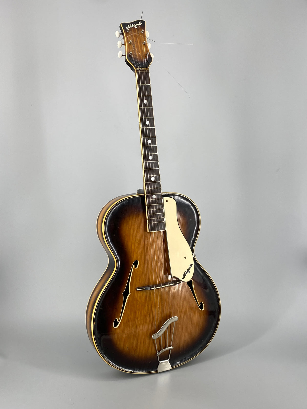 Akustische Jazzgitarre vom Geigenbaumeister Edmund Gläsel für Migma, Markneukirchen, DDR 50er
